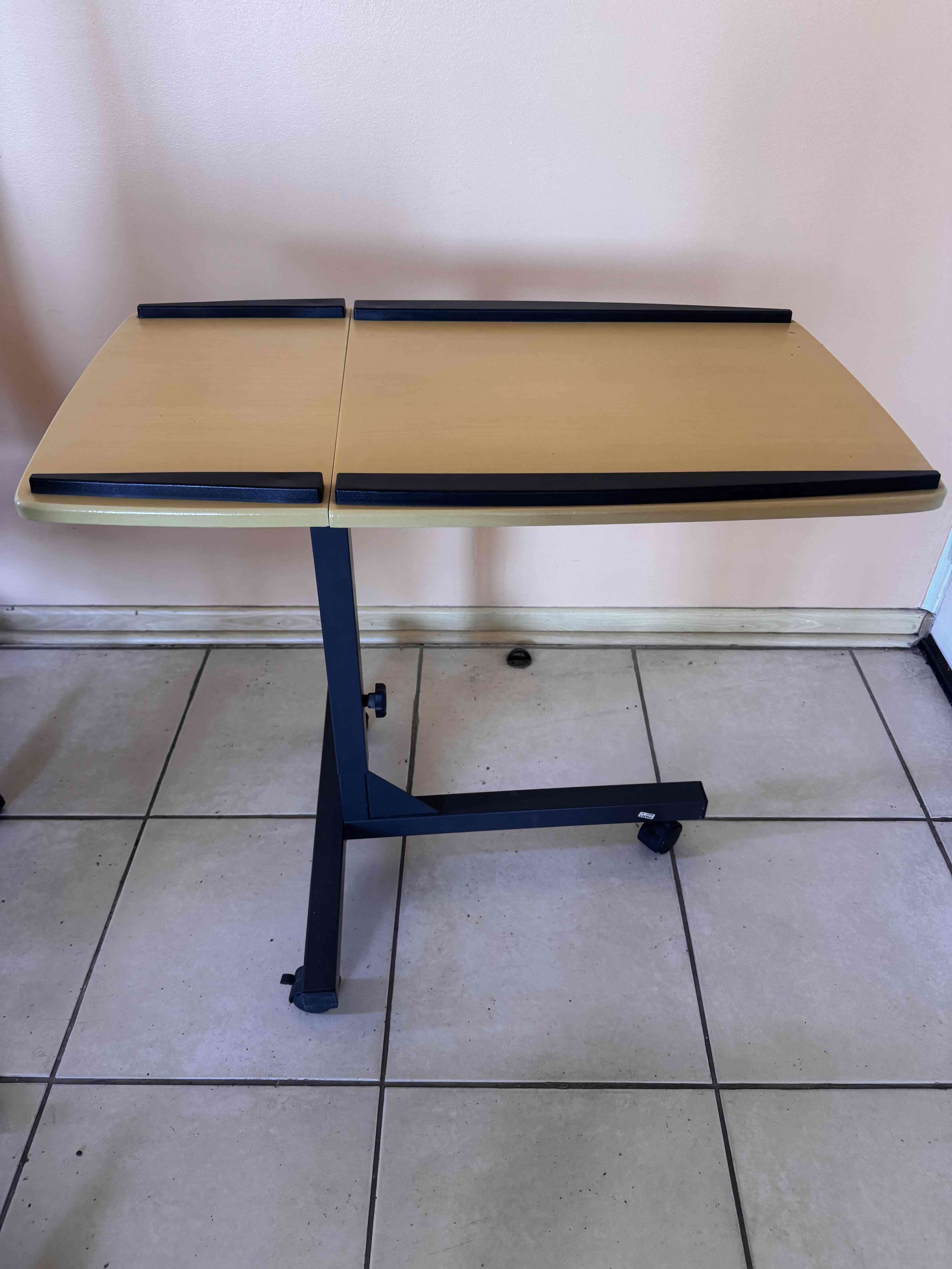 Mesa auxiliar portátil ajustable