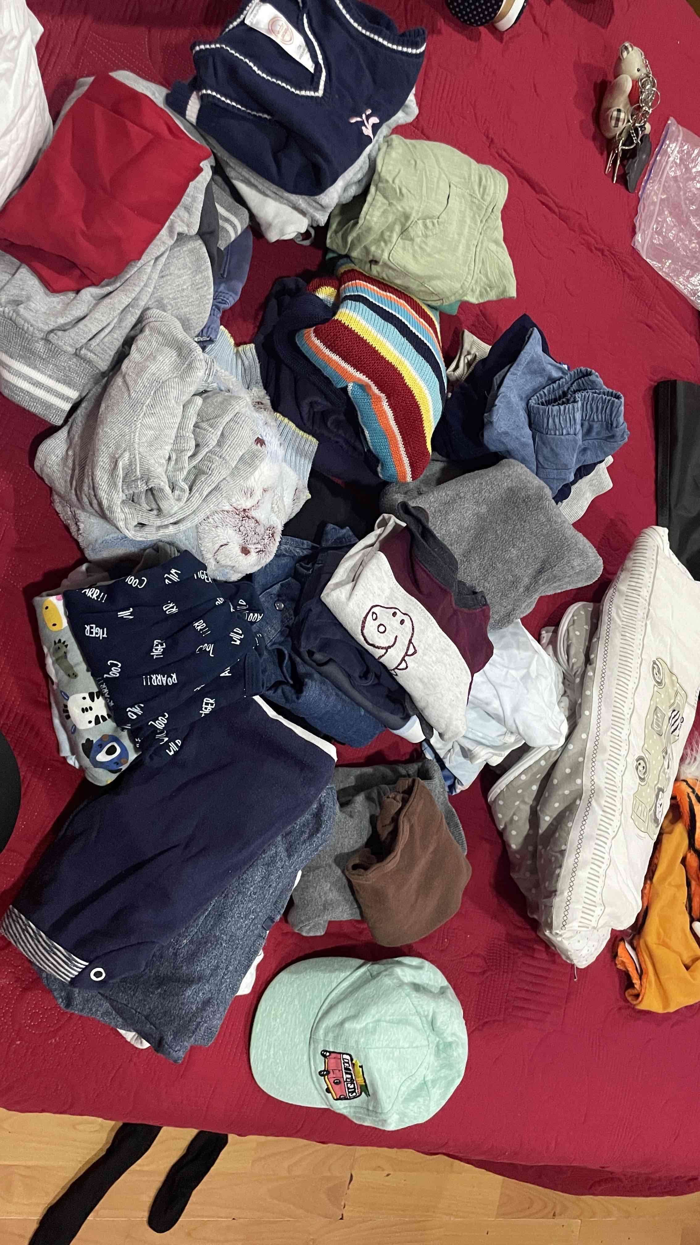 Ropa infantil variada - miniatura 2