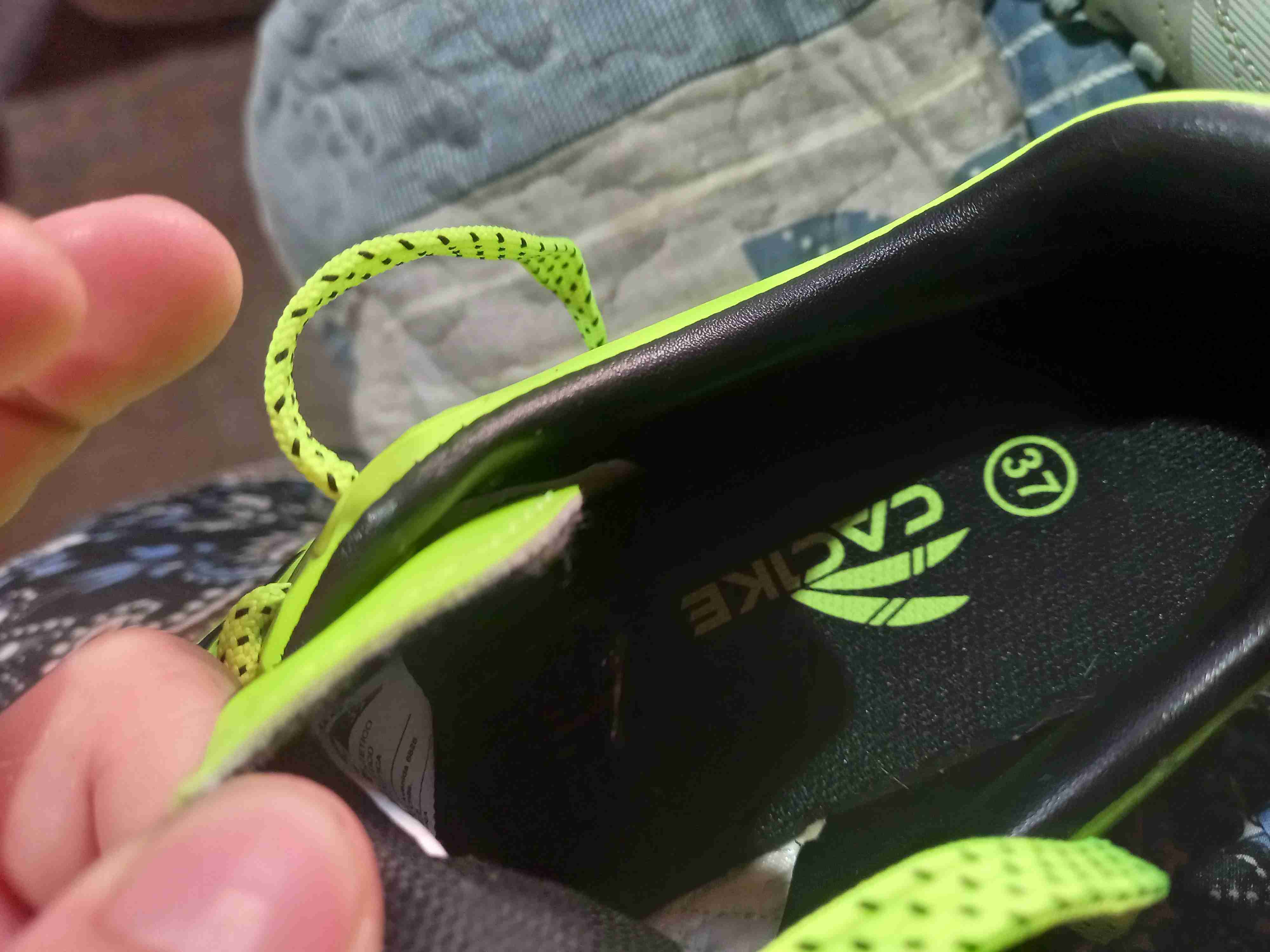 Zapatos deportivos fluorescentes - miniatura 2