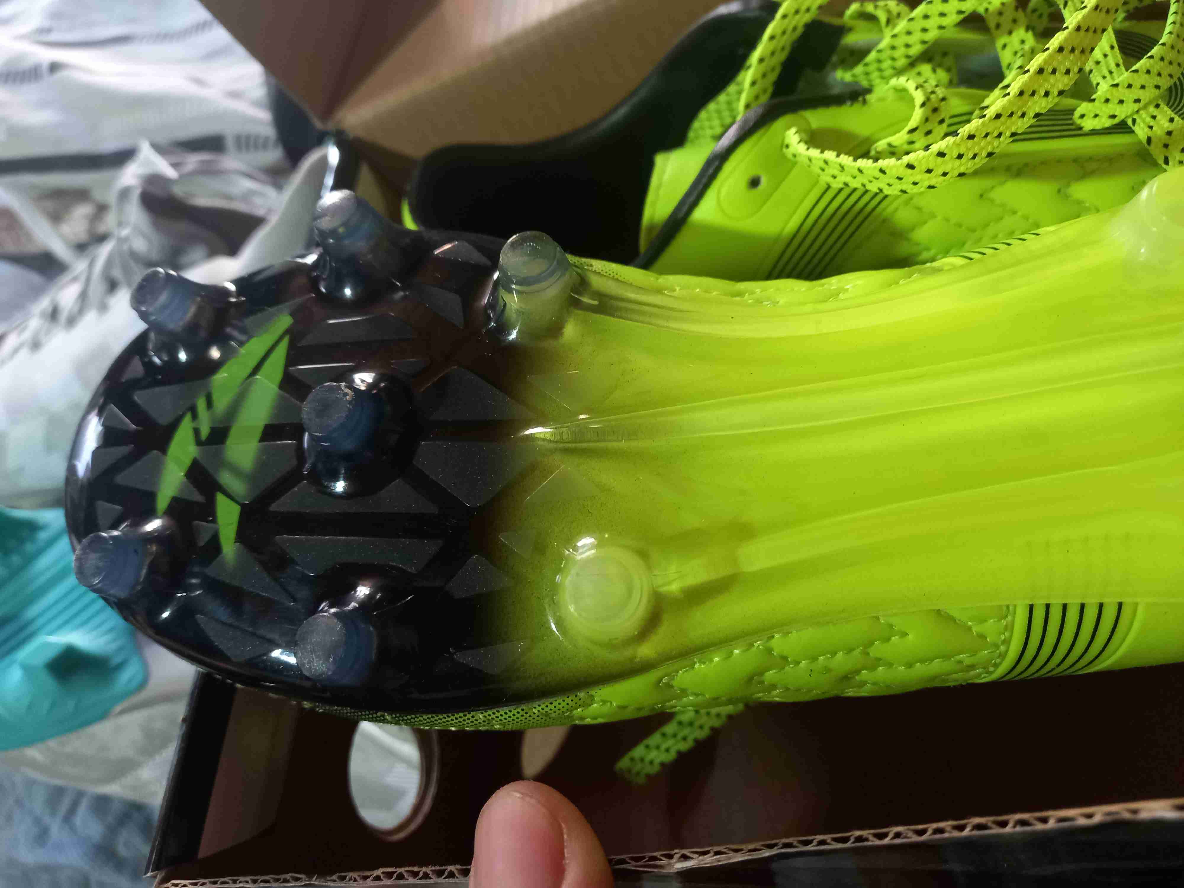 Zapatos deportivos fluorescentes - miniatura 3