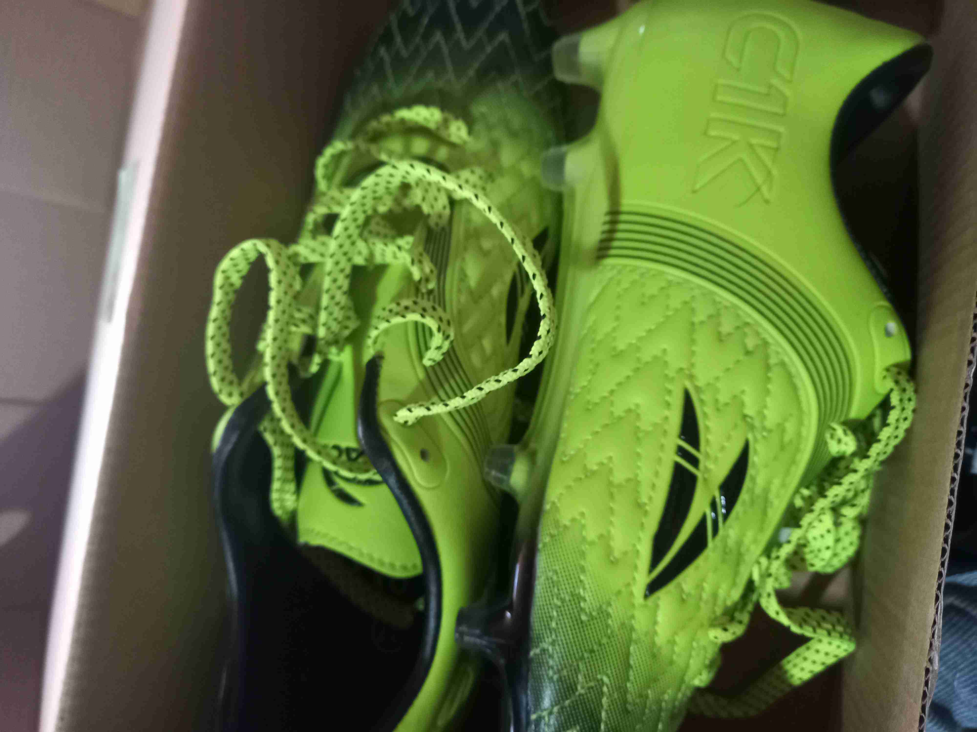 Zapatos deportivos fluorescentes - miniatura 4