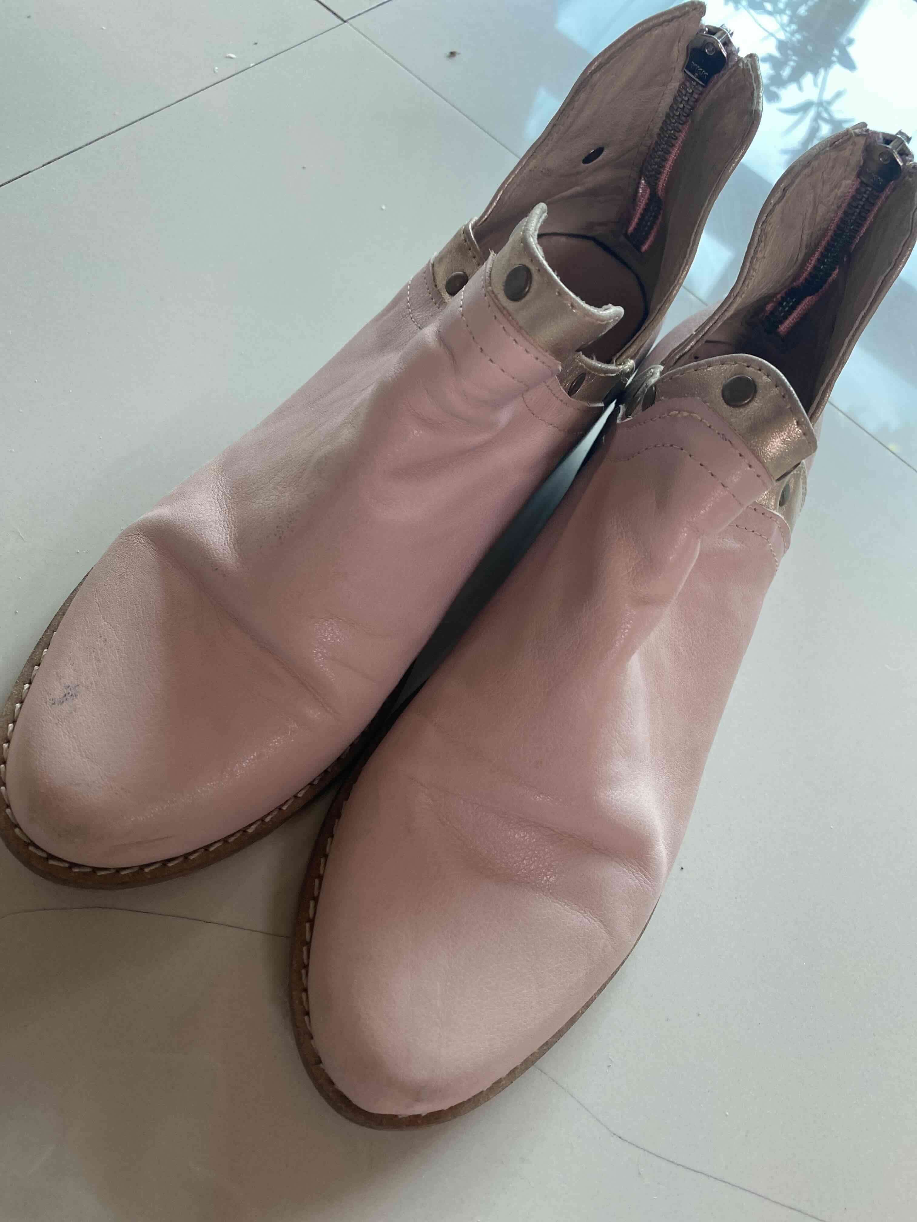 Botines rosados de cuero