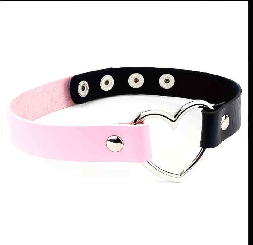 Collar de cuero con corazón