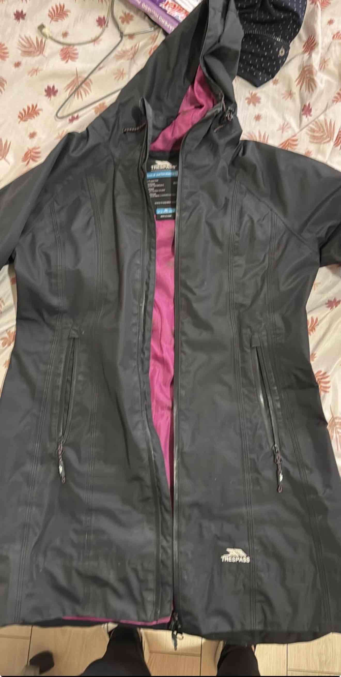 Chaqueta negra impermeable