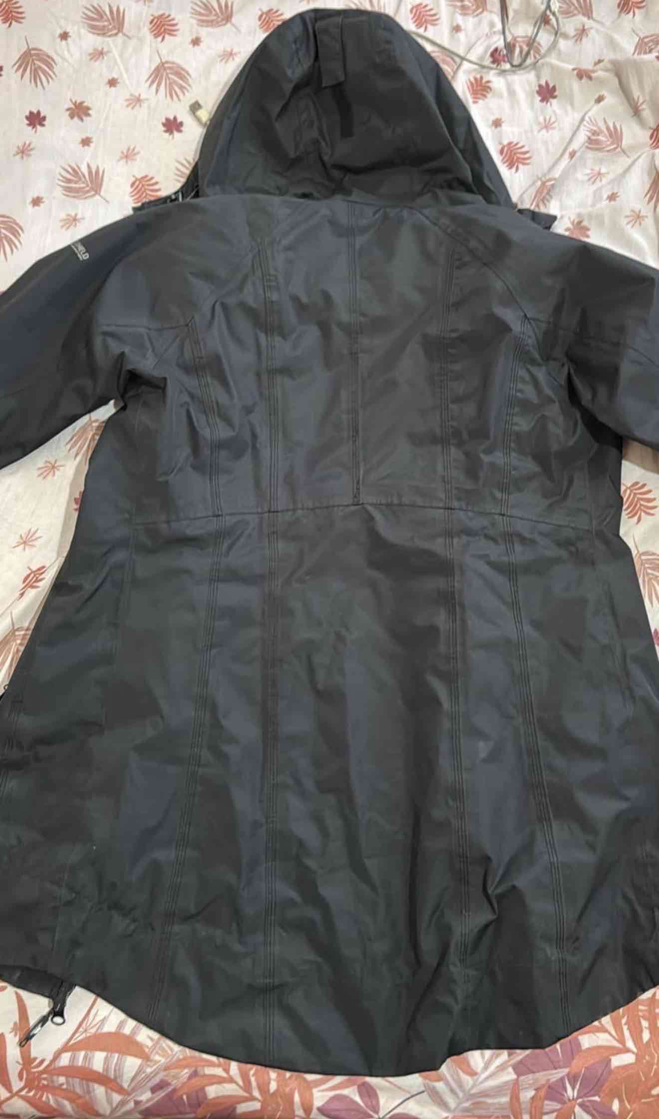 Chaqueta negra impermeable - miniatura 3