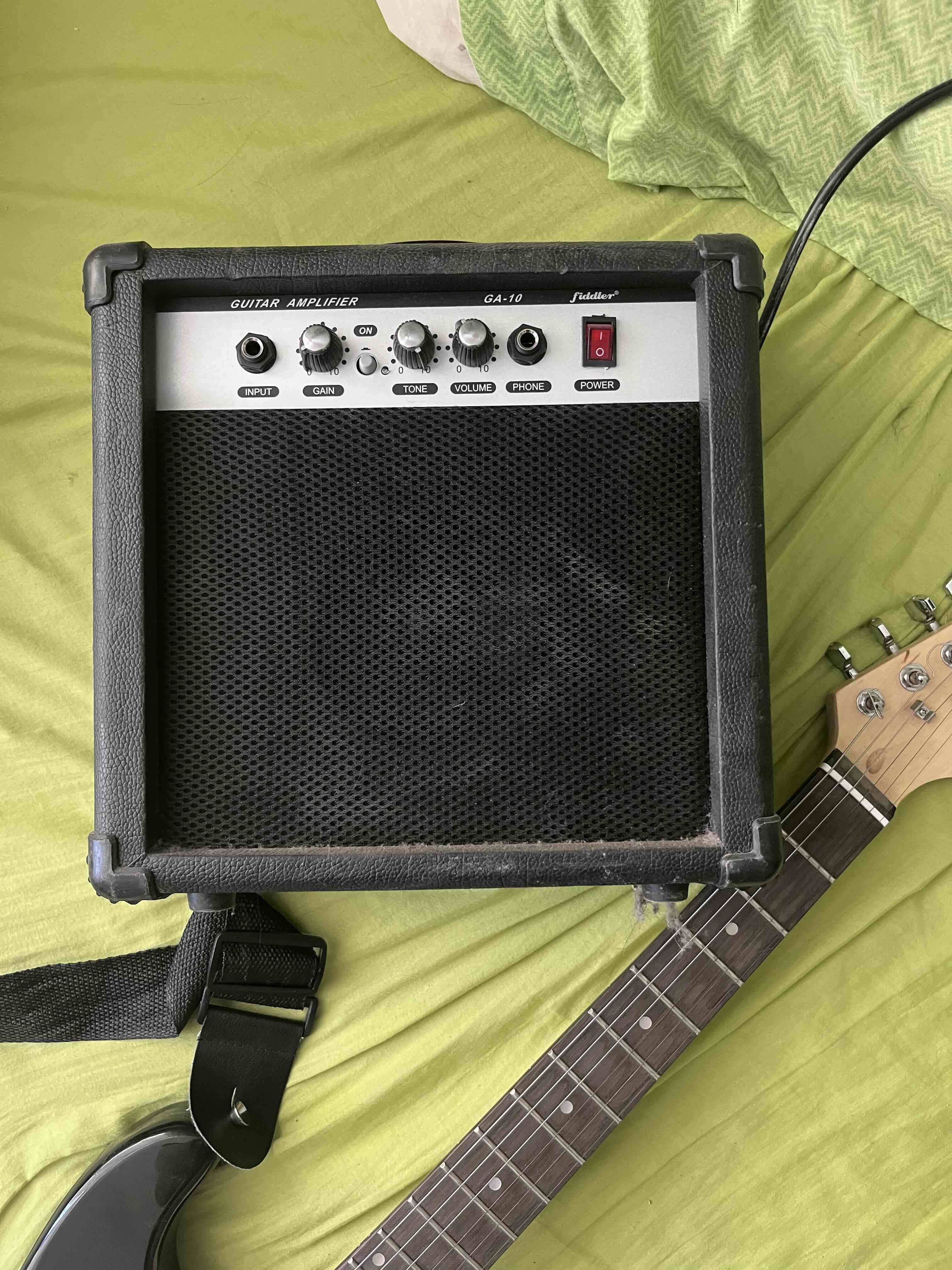 Guitarra eléctrica tipo Stratocaster negra - miniatura 2