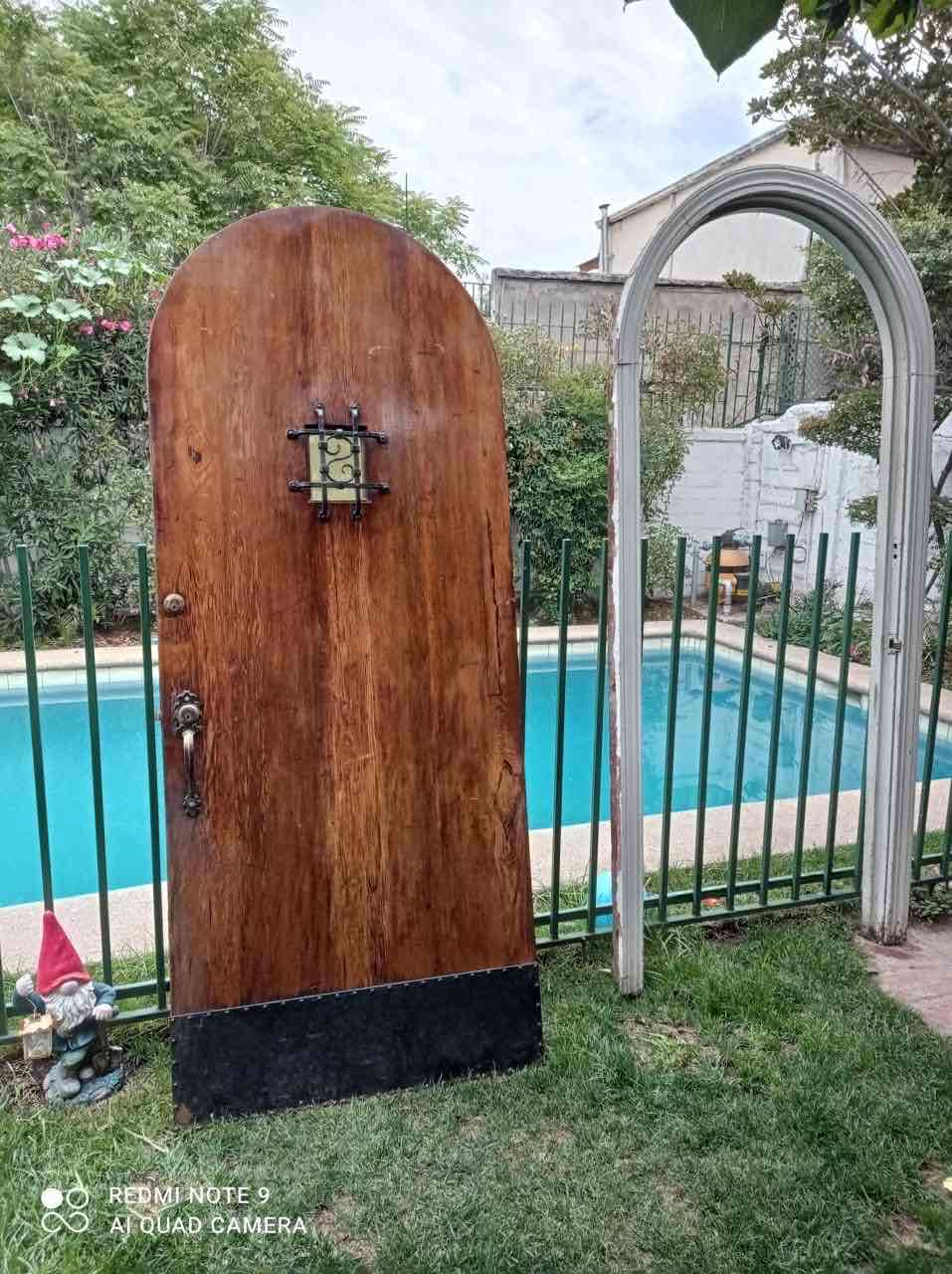 Puerta de madera con detalle metálico - miniatura 2