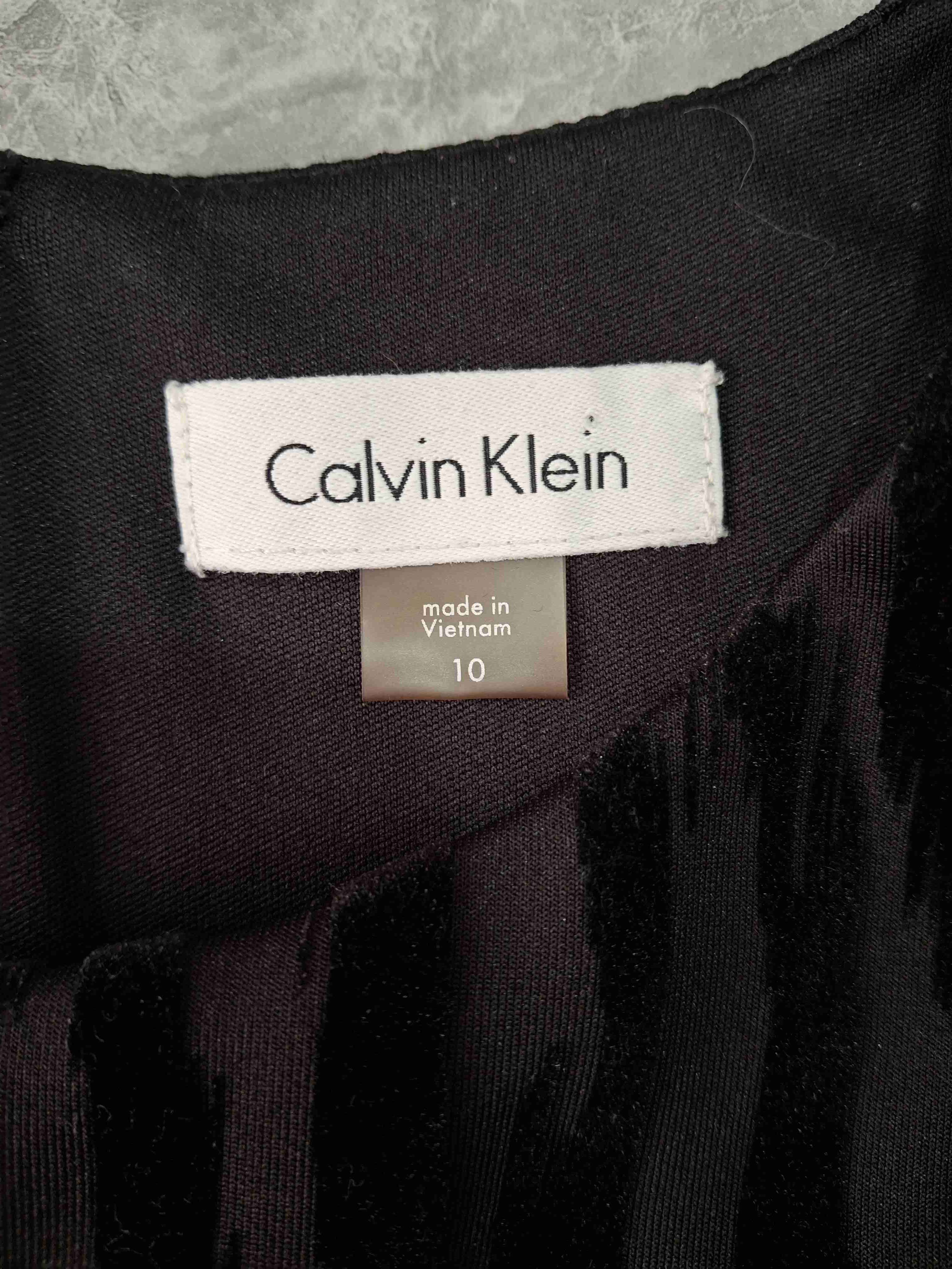 Vestido negro con estampado único - miniatura 4