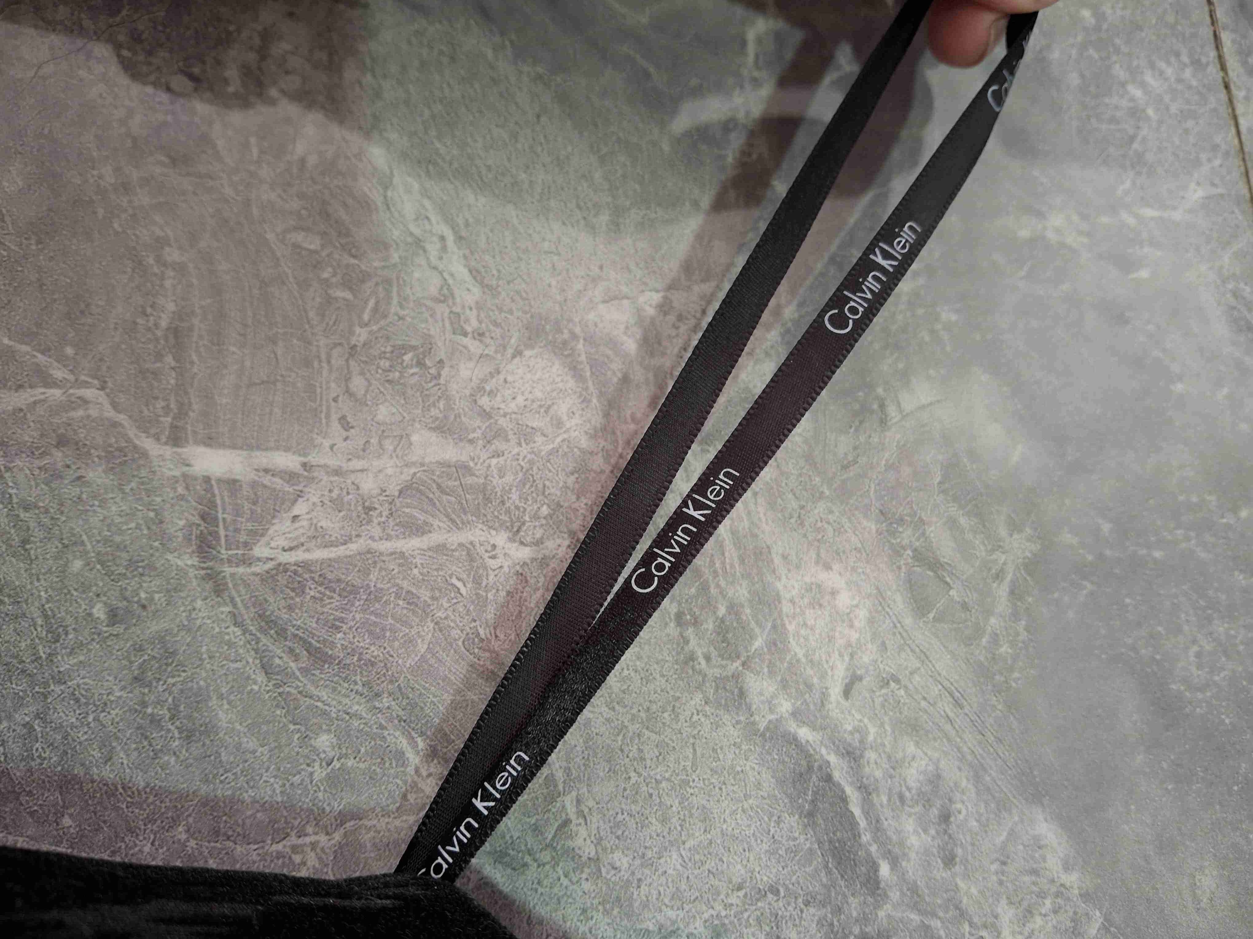 Vestido negro con estampado único - miniatura 6