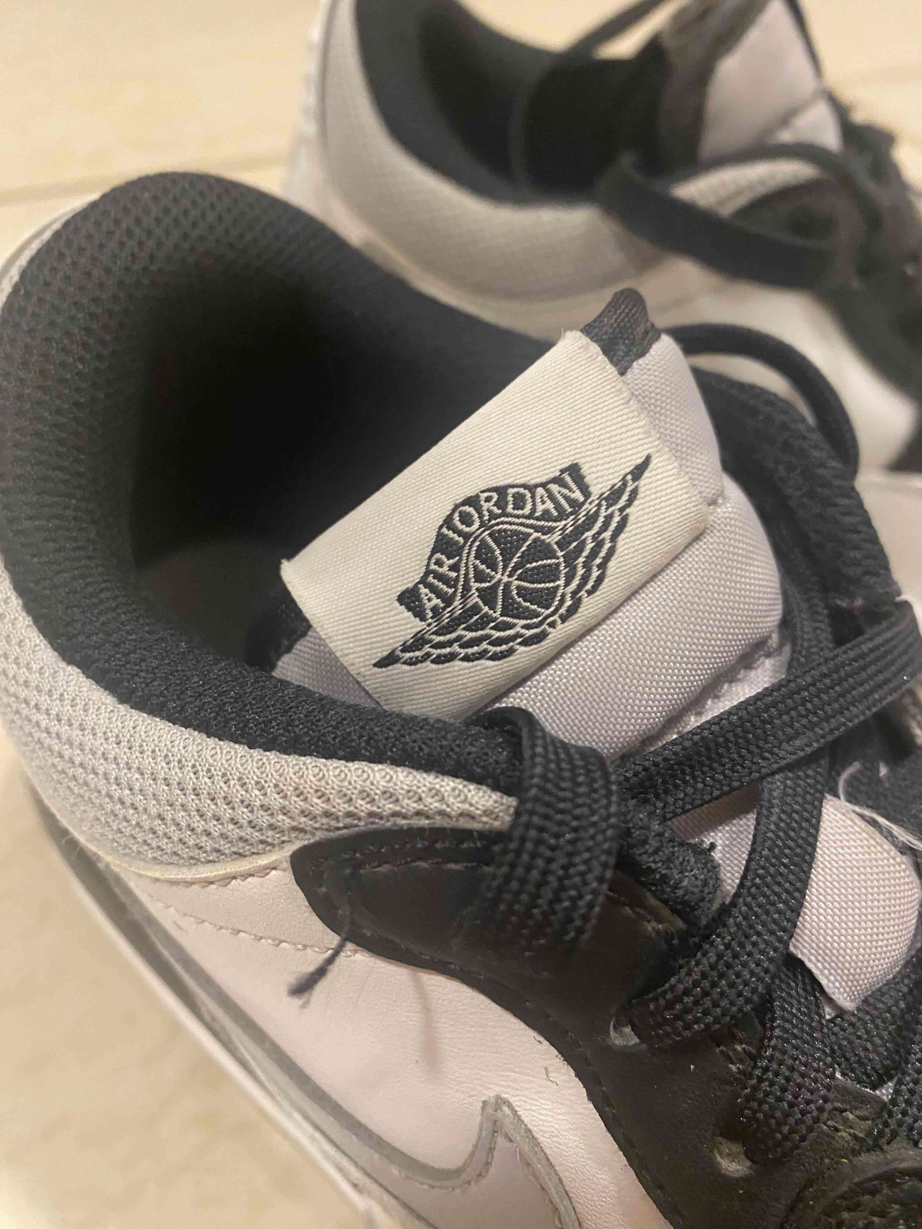 Zapatillas Air Jordan Blancas y Negras - miniatura 2