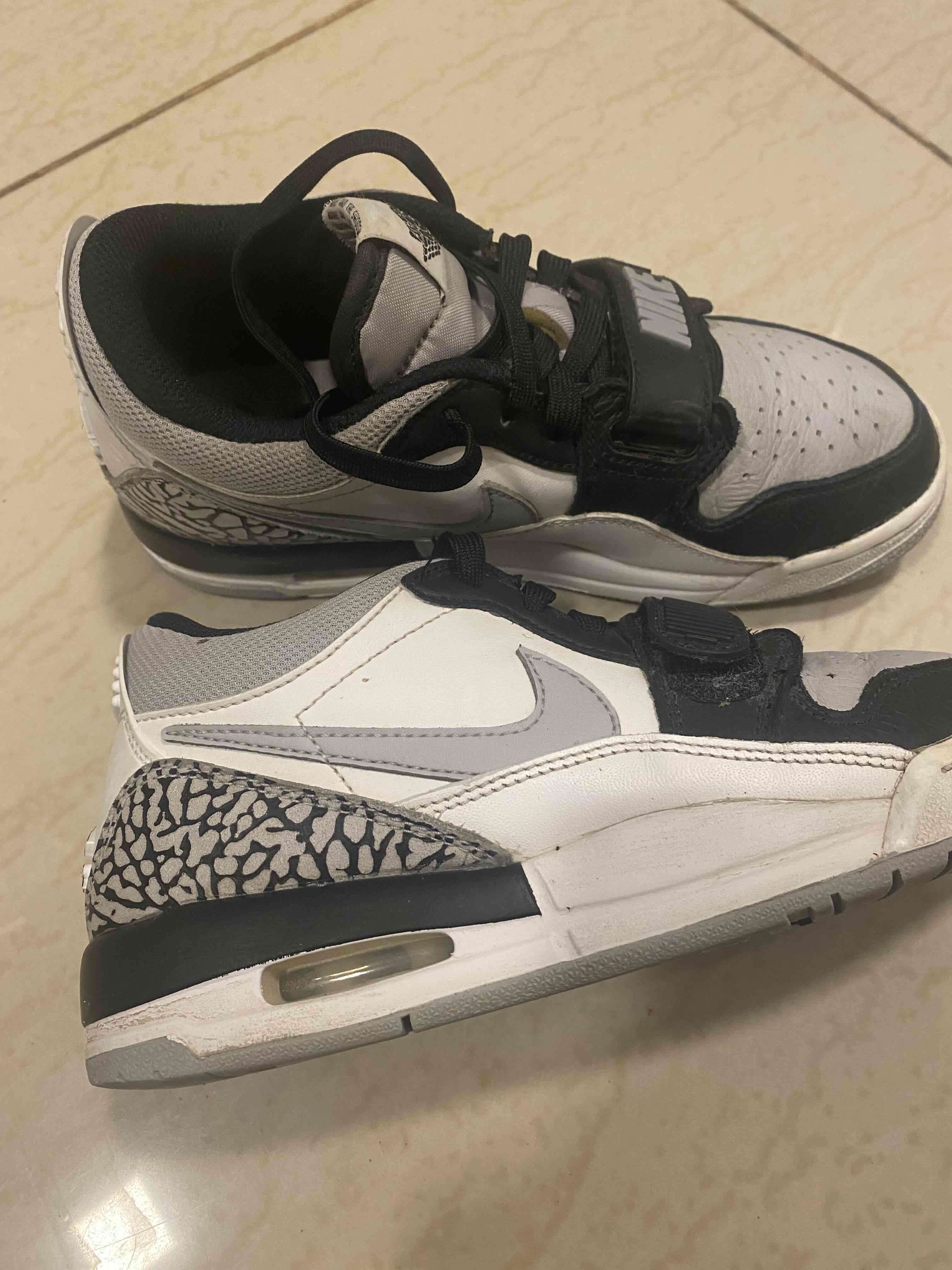 Zapatillas Air Jordan Blancas y Negras - miniatura 3