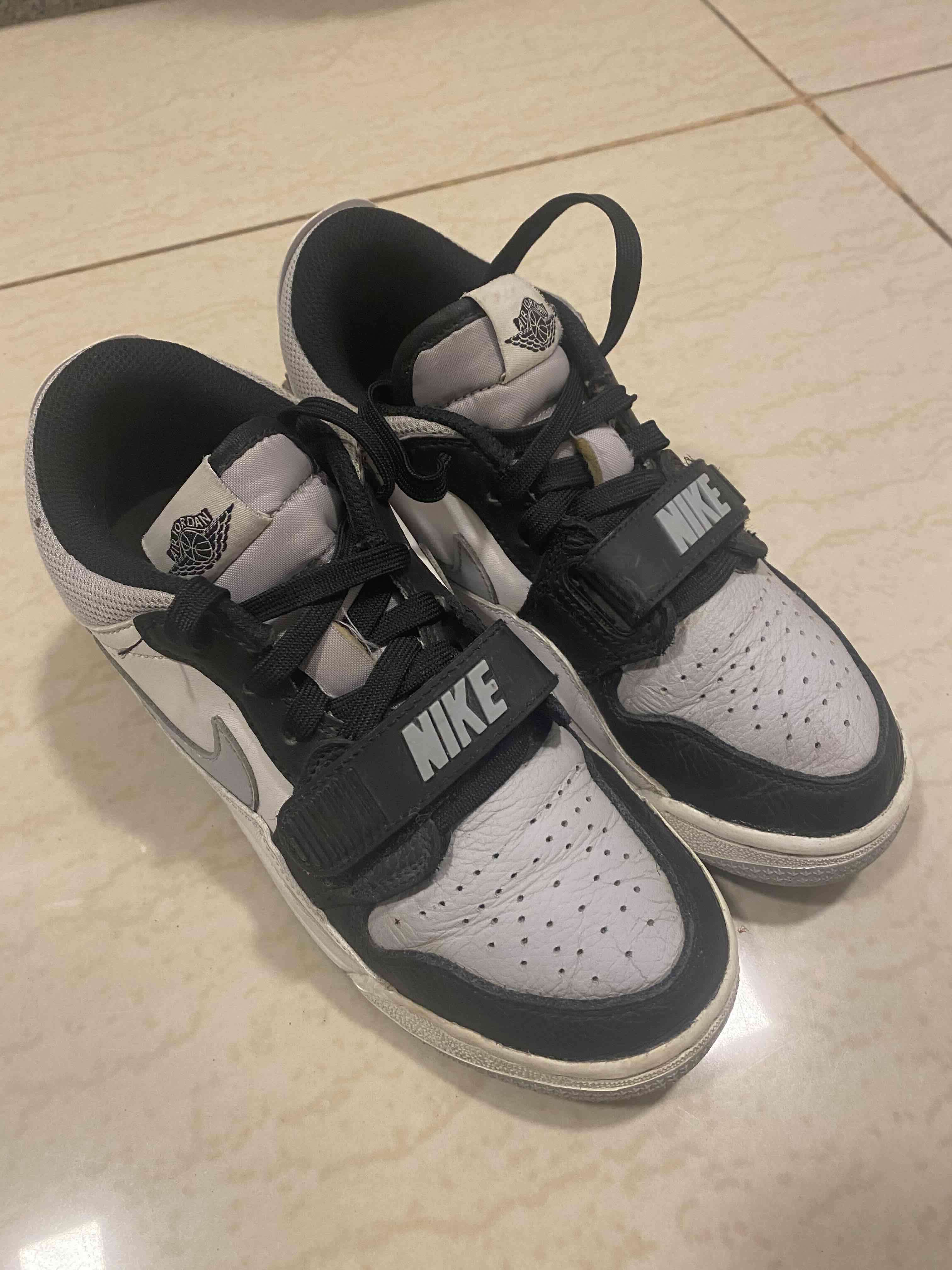 Zapatillas Air Jordan Blancas y Negras - miniatura 4