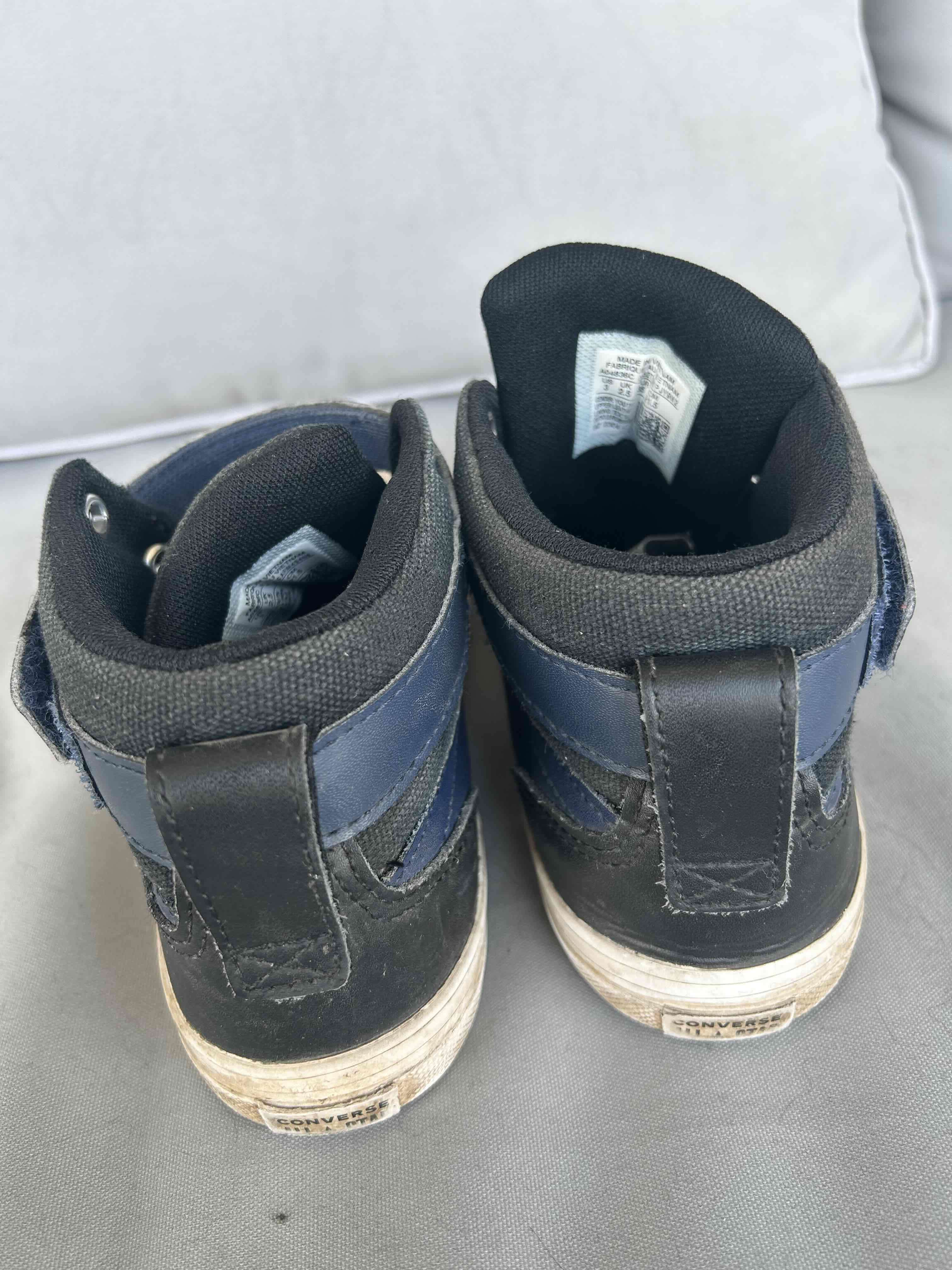 Zapatillas negras converse usadas - miniatura 3