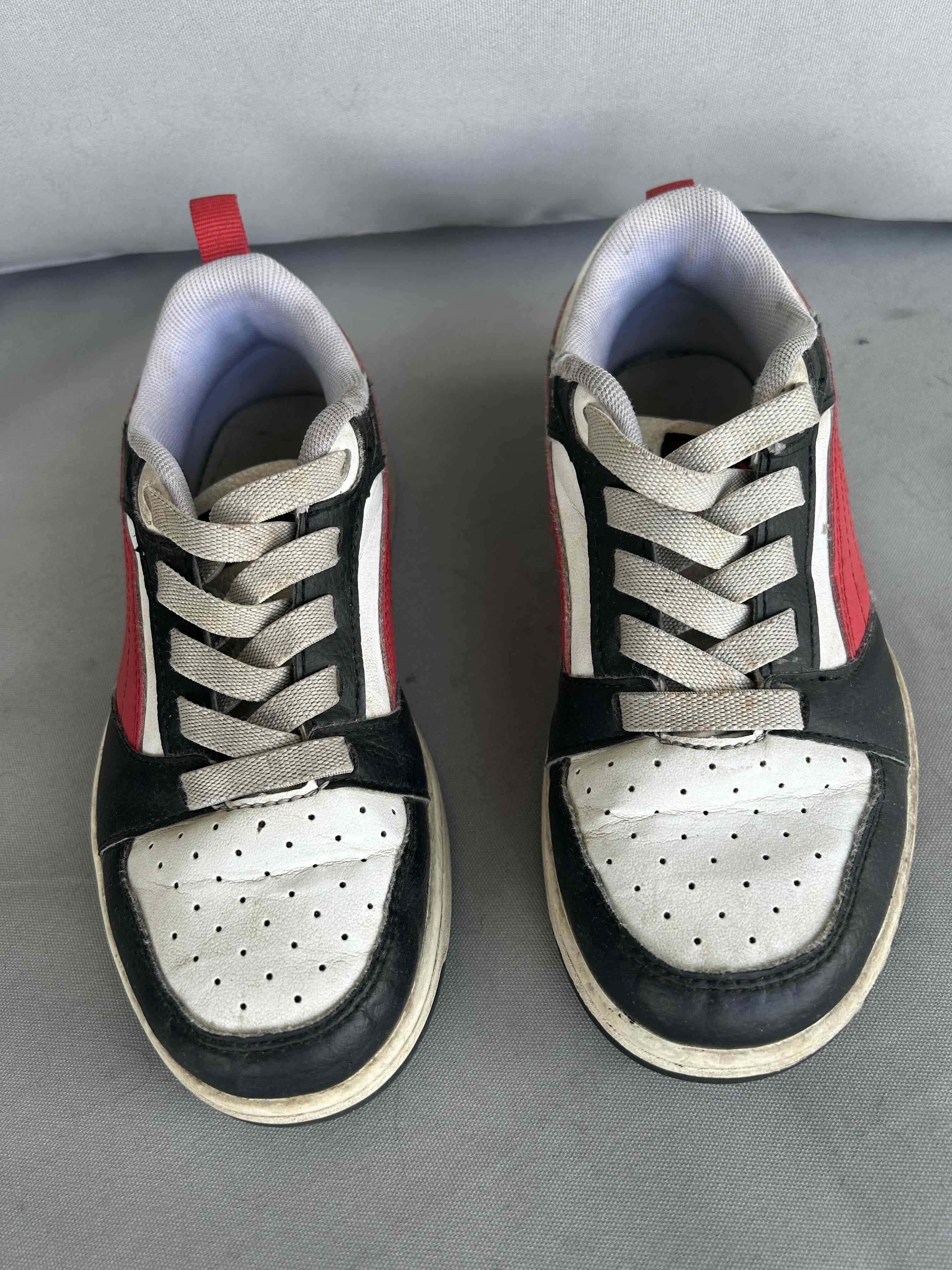 Zapatillas deportivas blanco y negro