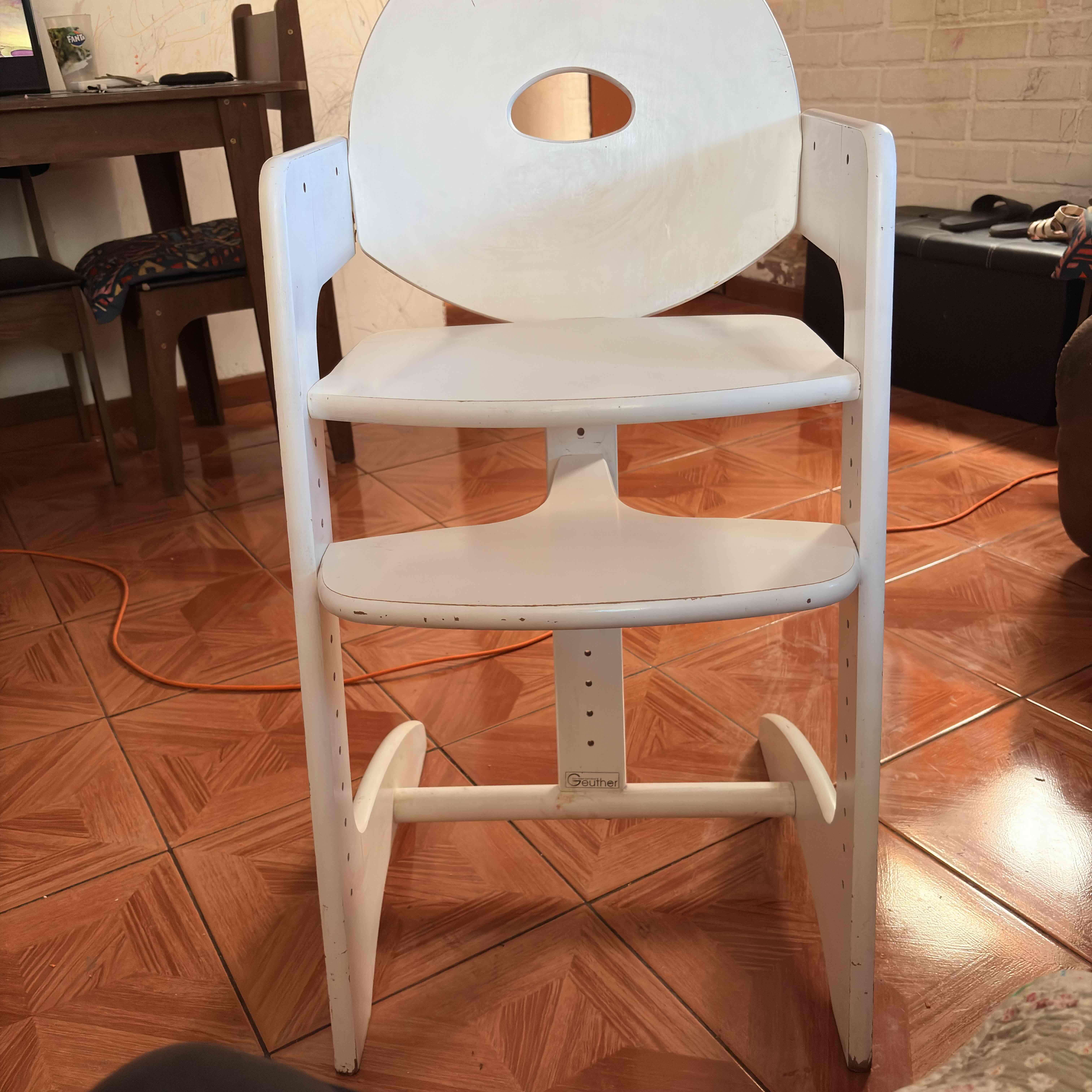 Silla alta de bebé blanca - miniatura 4