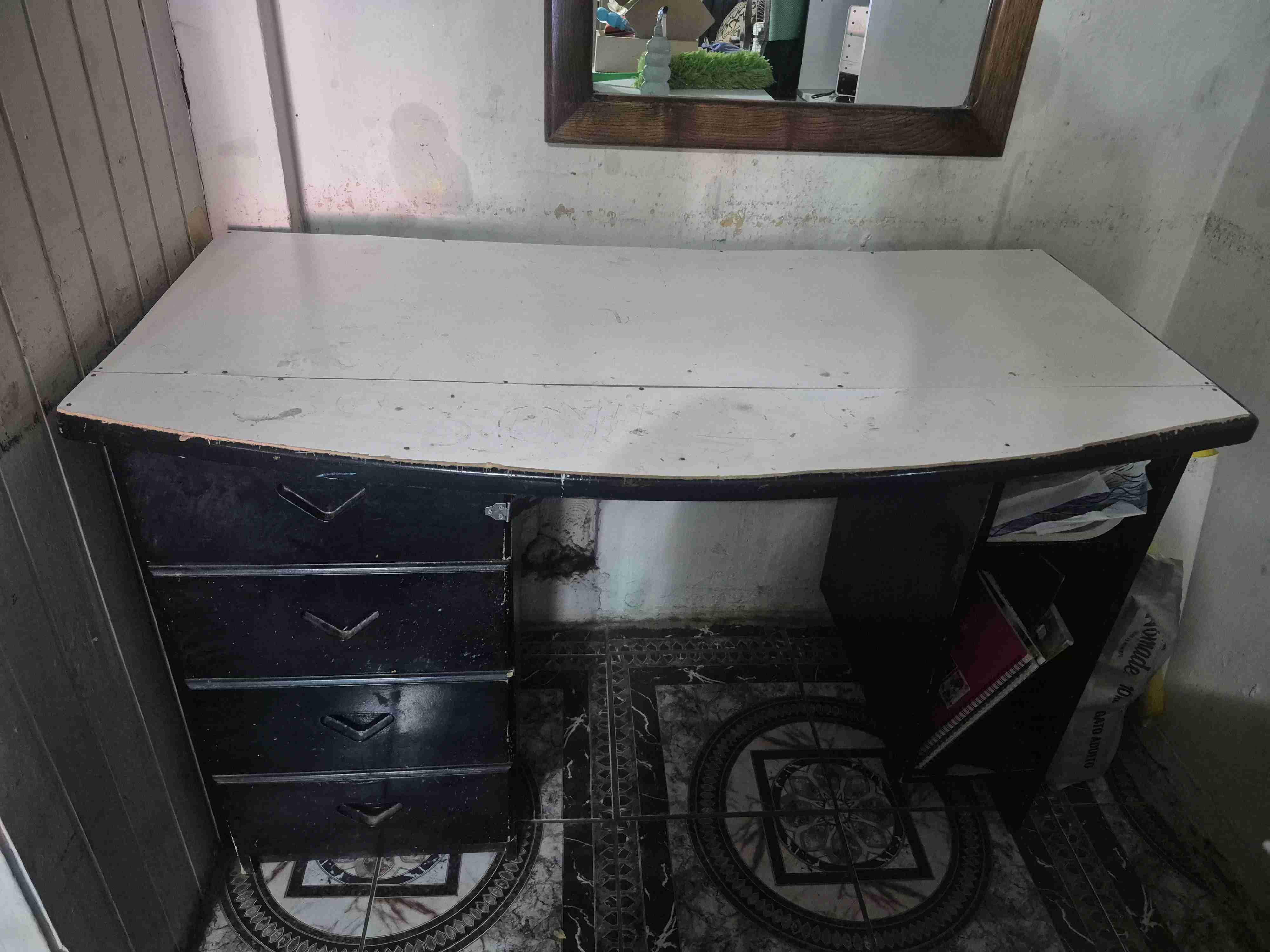 Escritorio con cajonera lateral