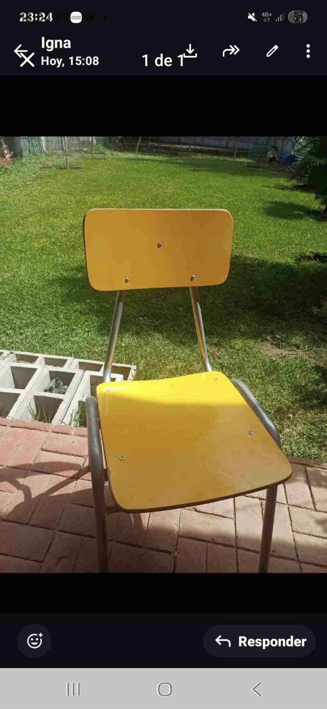 Silla amarilla metálica