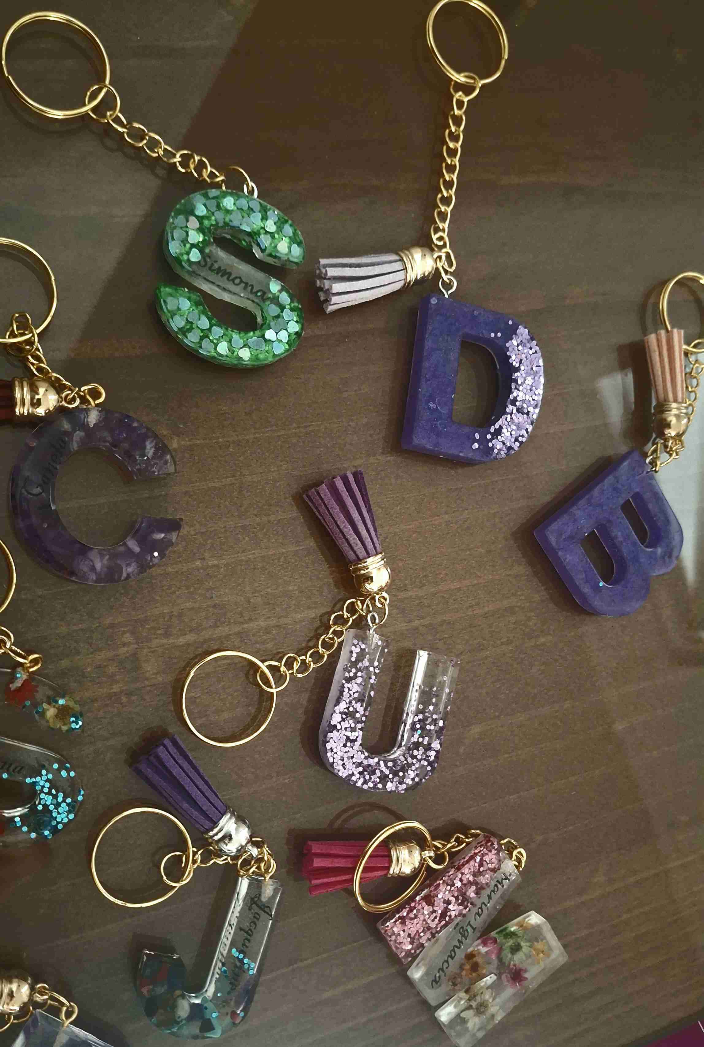 Llavero con letras decorativas