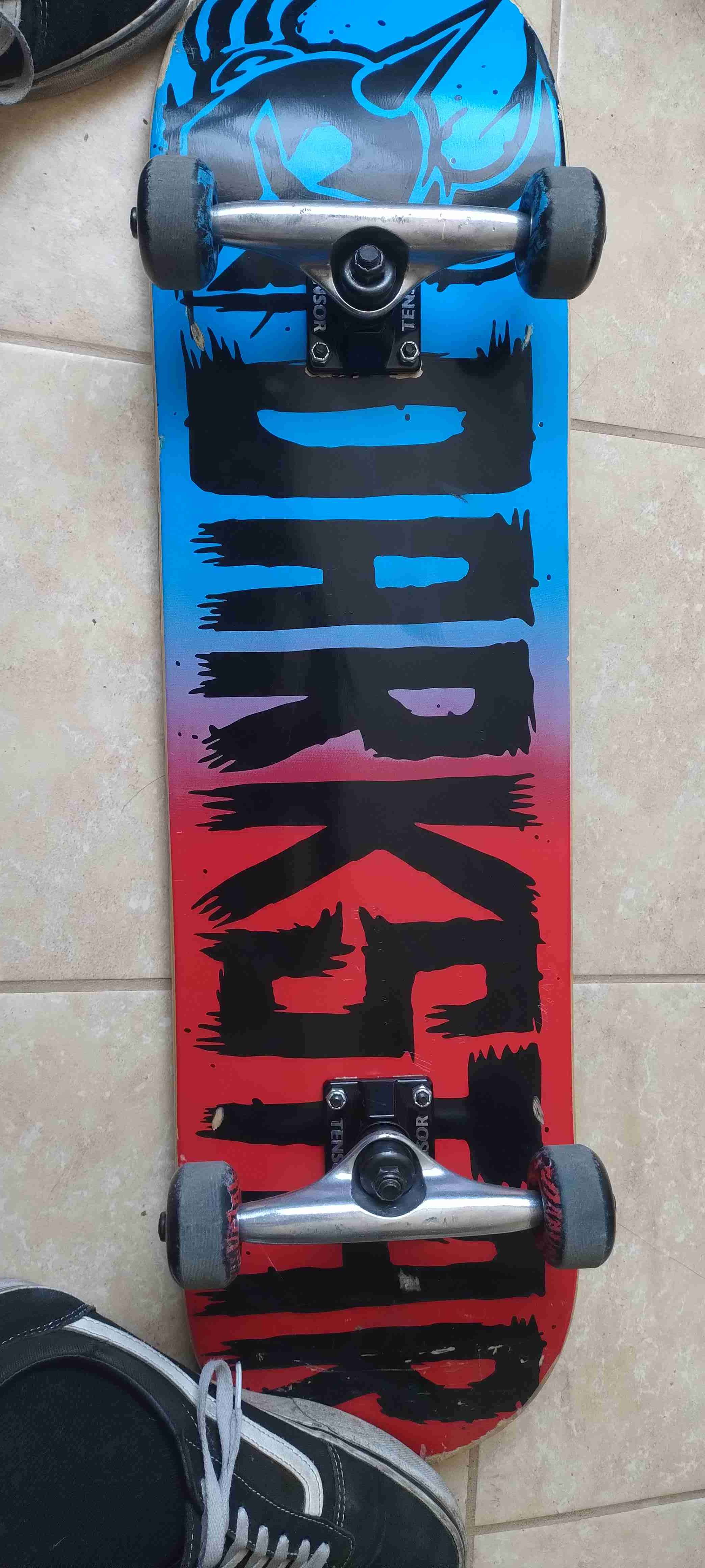 Skateboard profesional azul y rojo