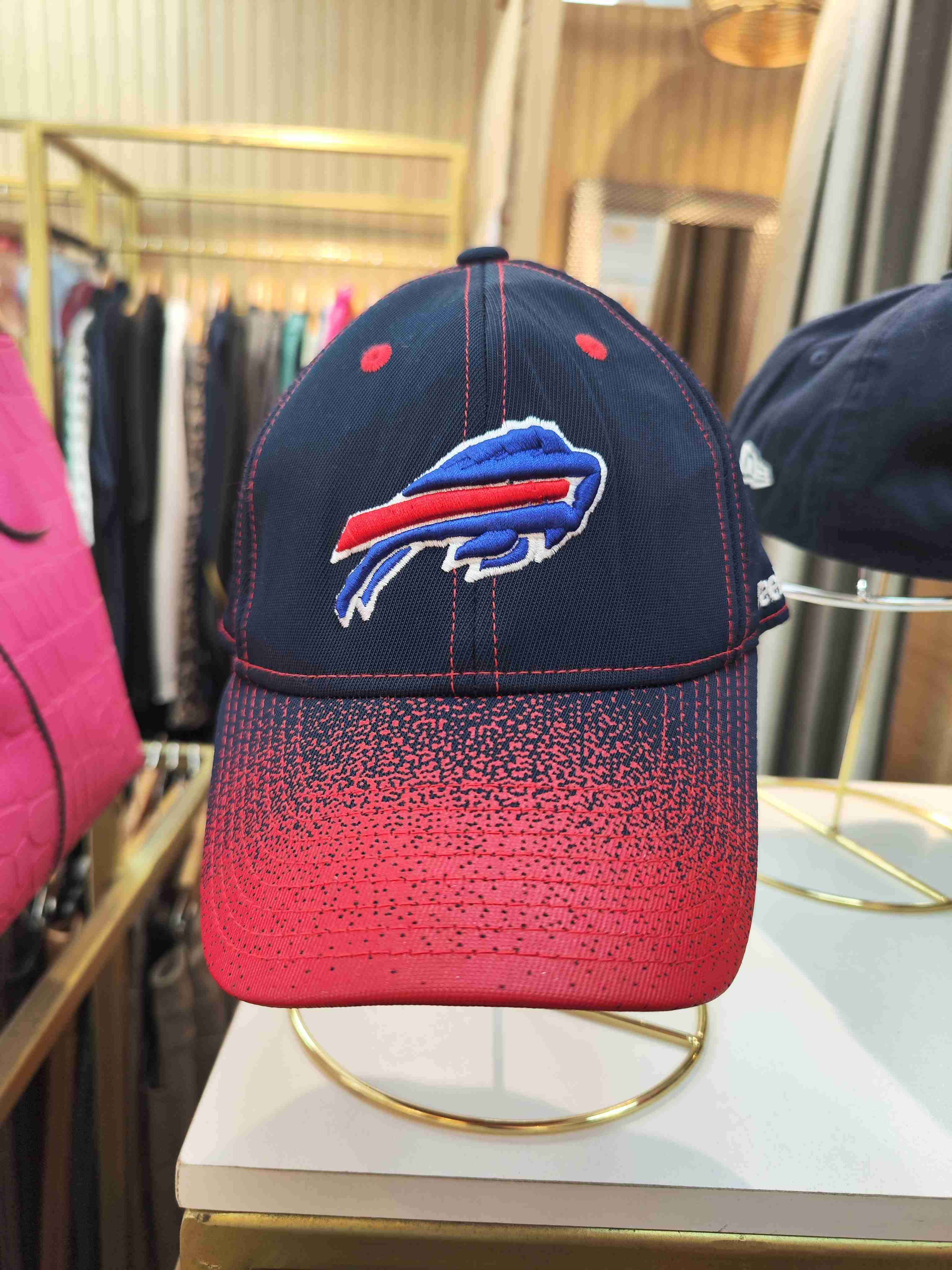 Gorra deportiva azul y roja