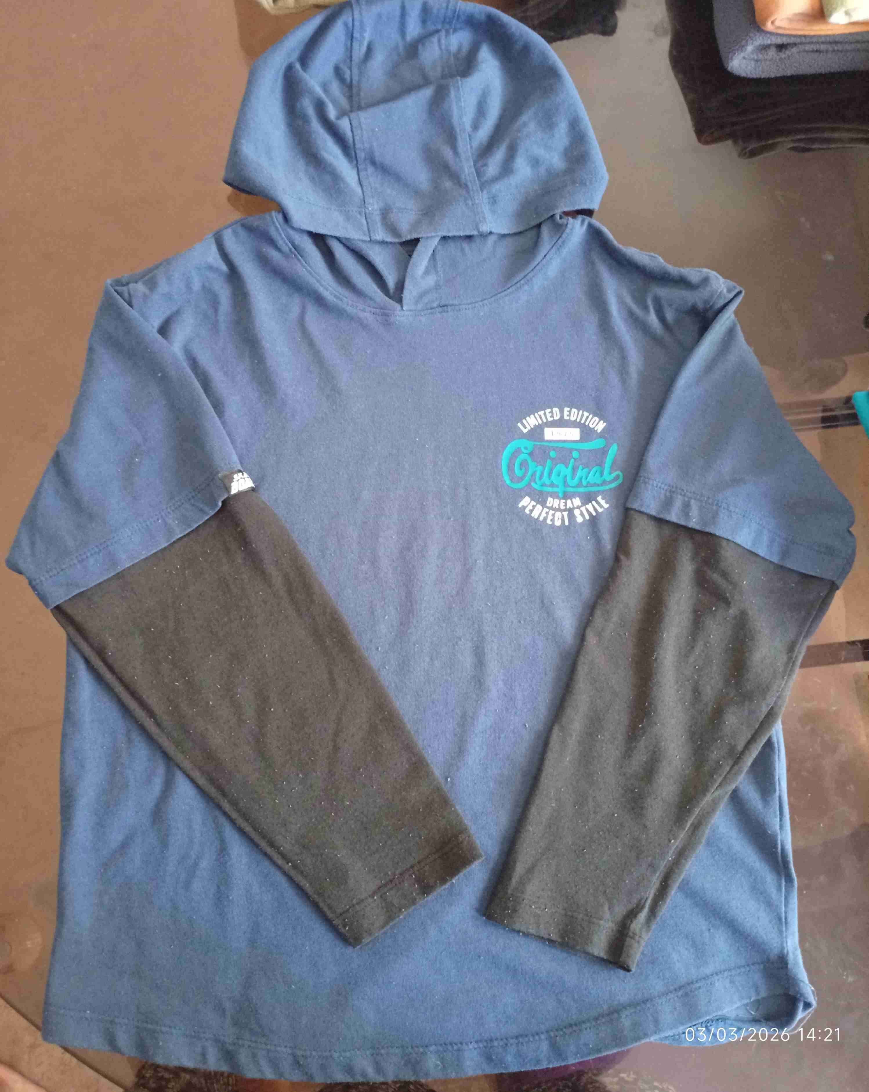 Polera con capucha azul unisex