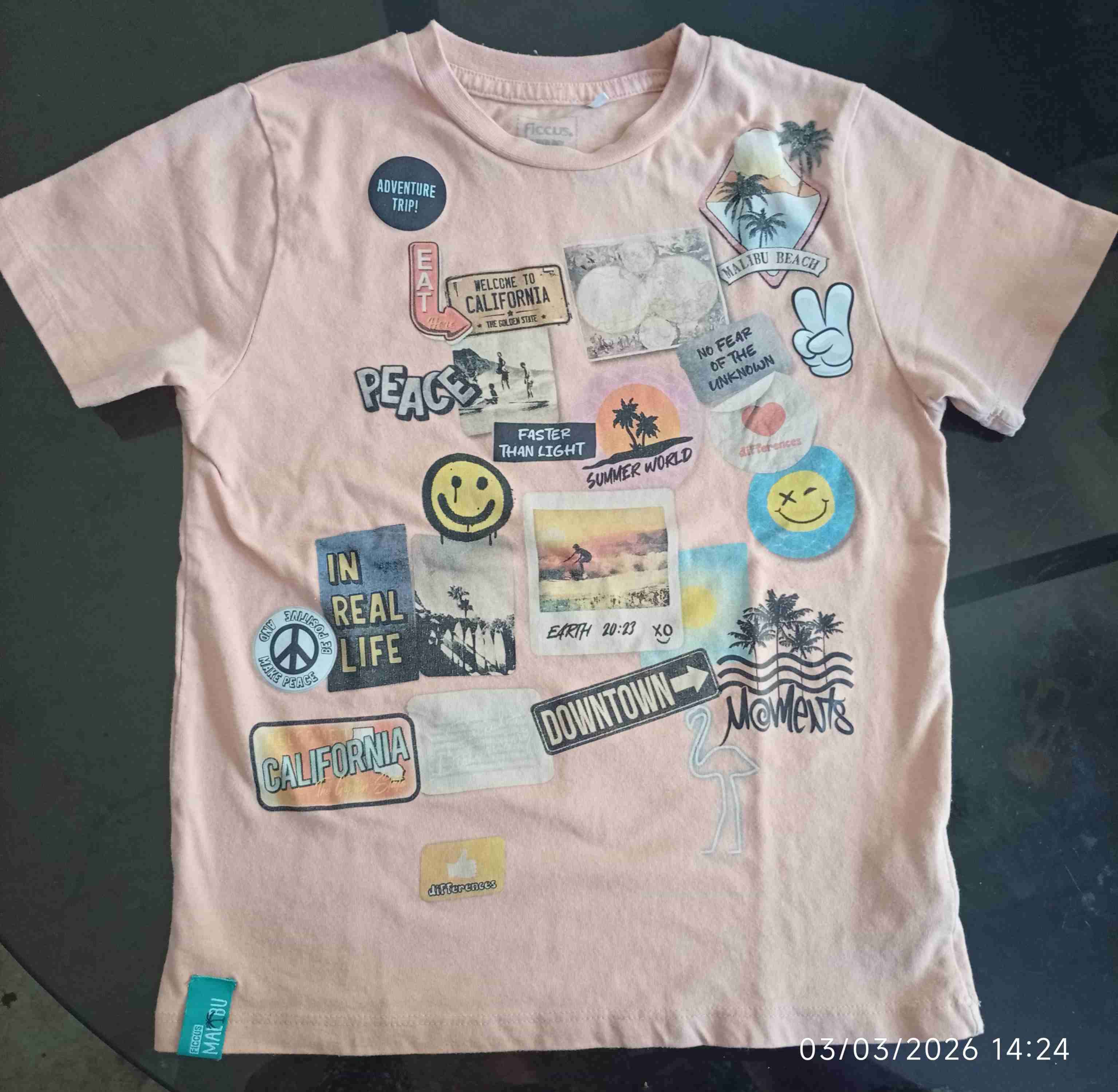 Polera rosa con estampados