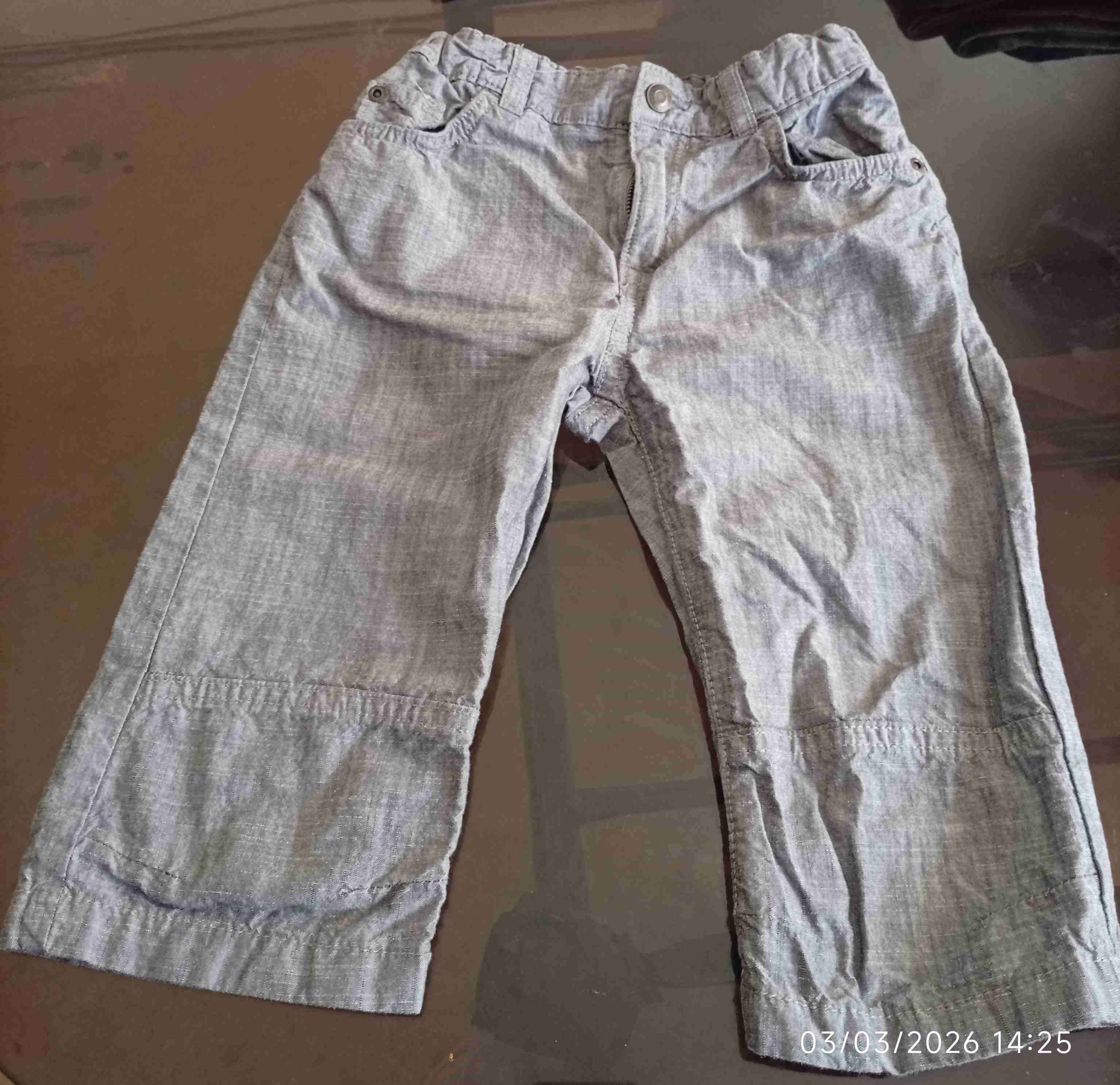 Pantalones grises de niño