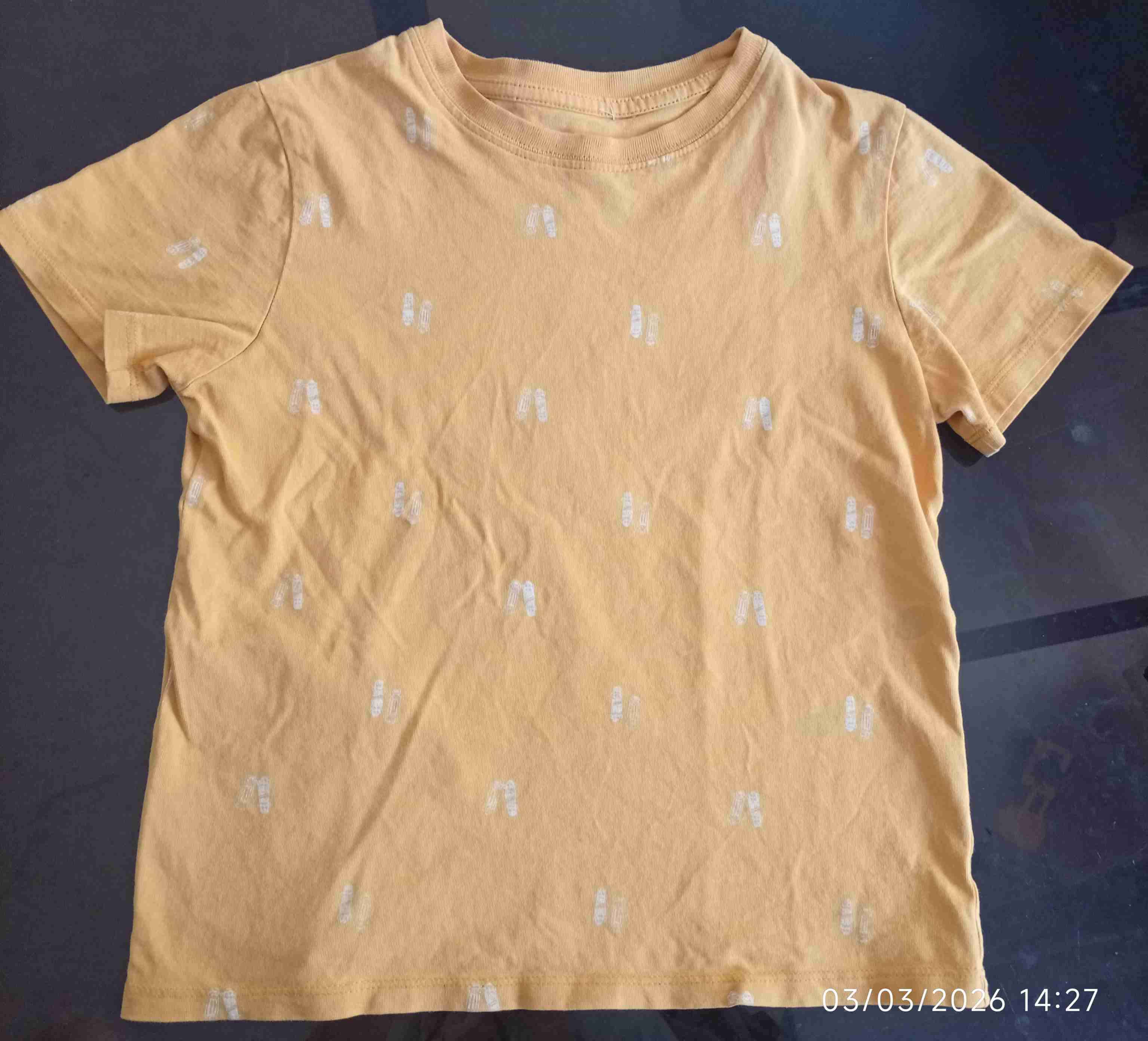 Polera amarilla con estampado