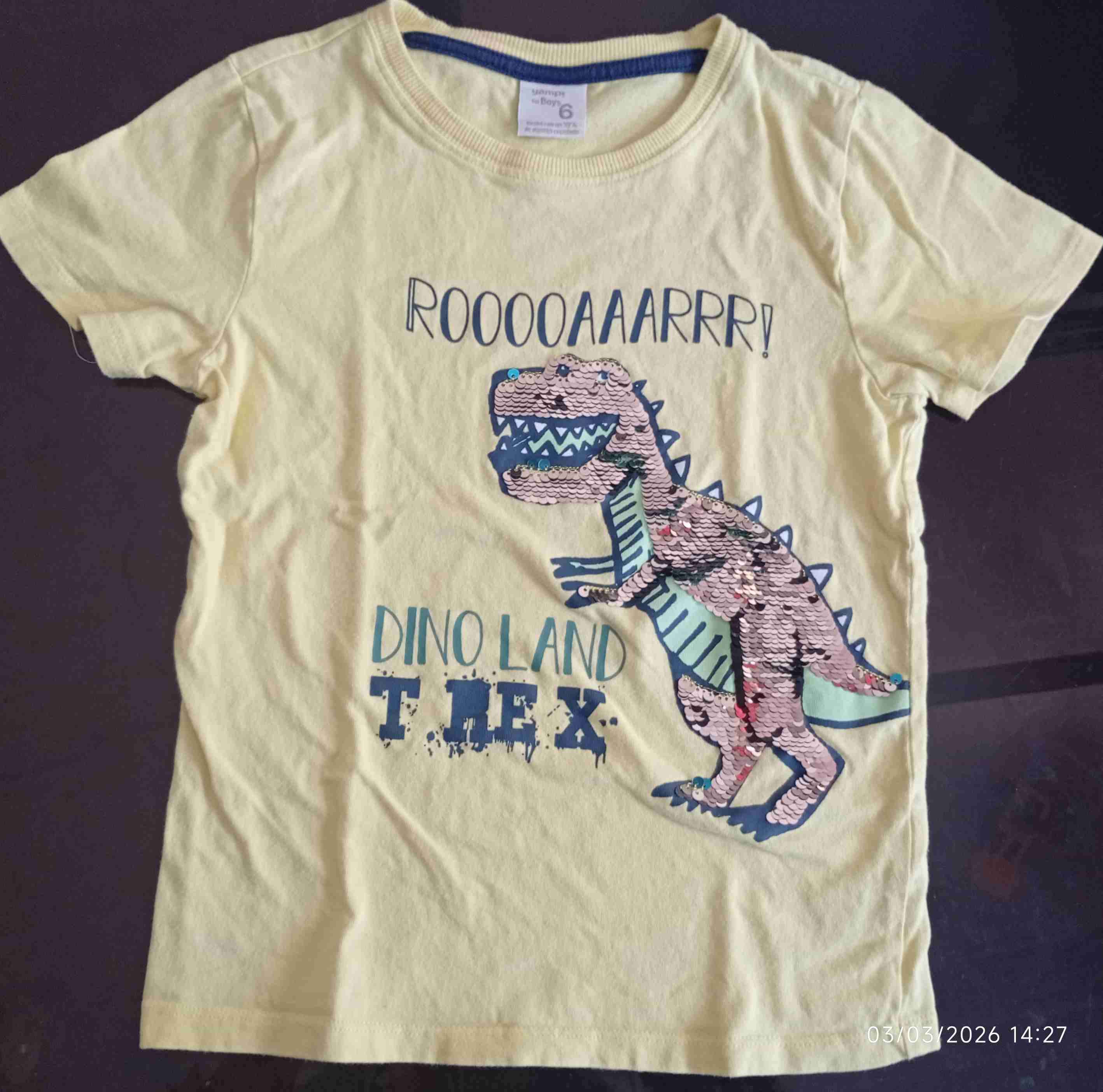 Polera amarilla con dinosaurio
