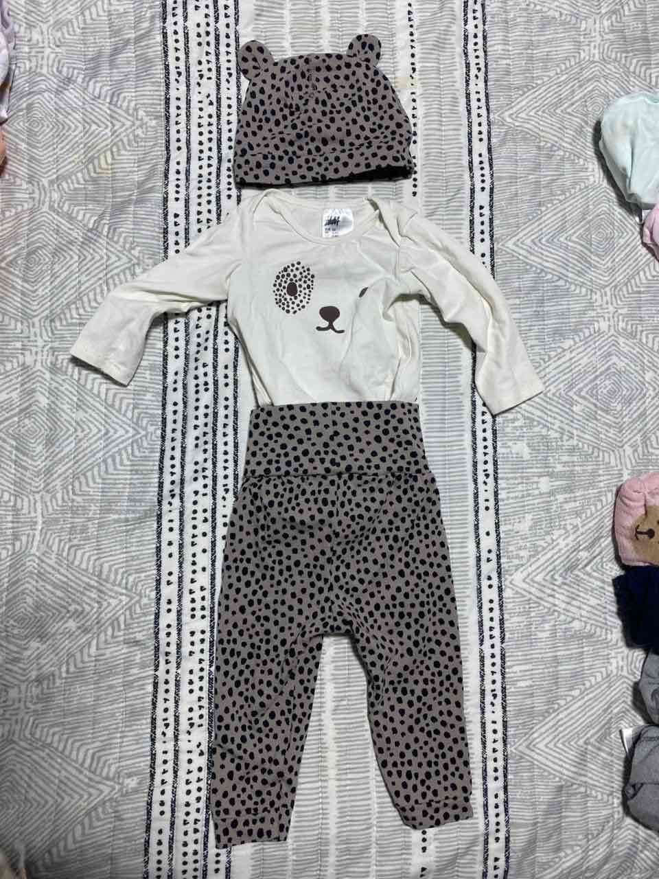 Conjunto de bebé animal print H&M T4-6 m