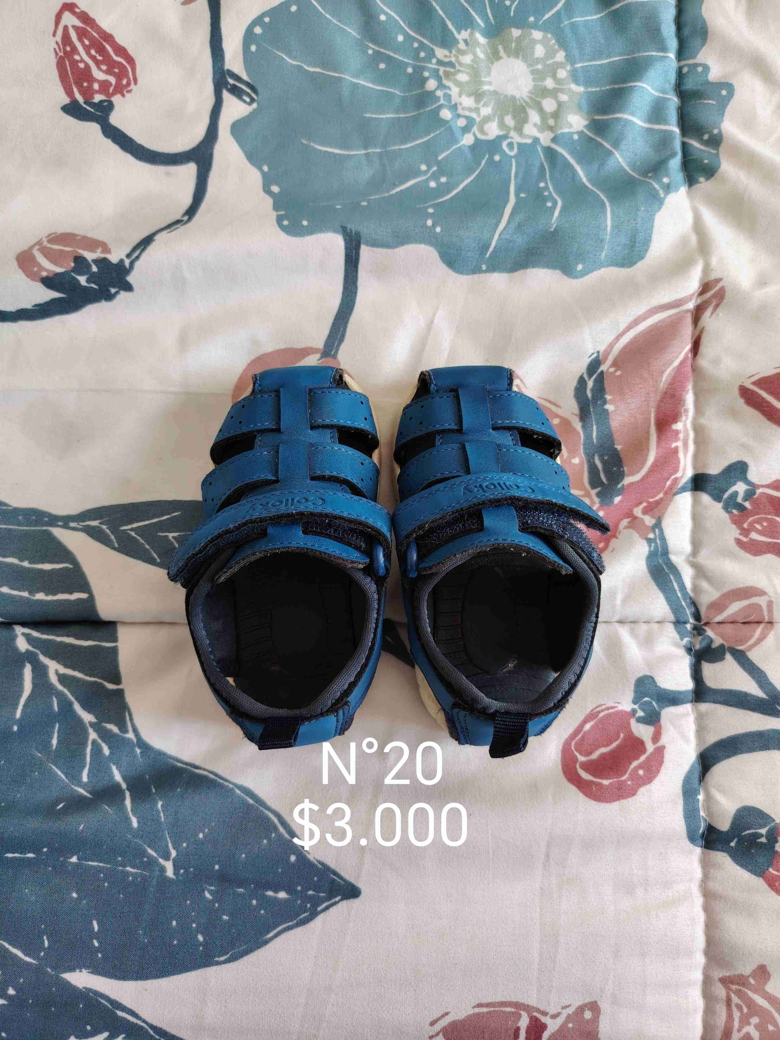 Sandalias azules número 20