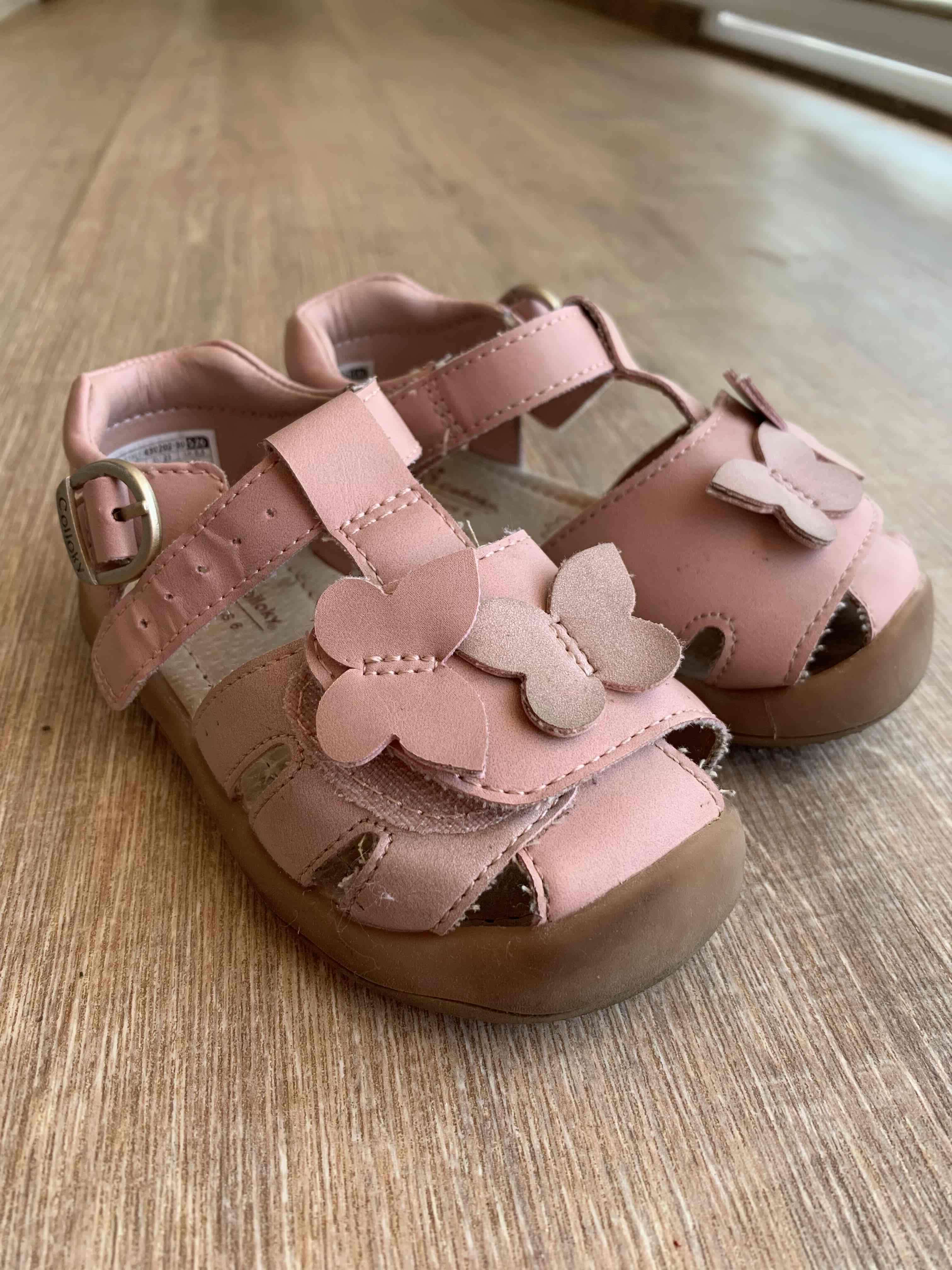 Sandalias rosadas para niña. Colloky