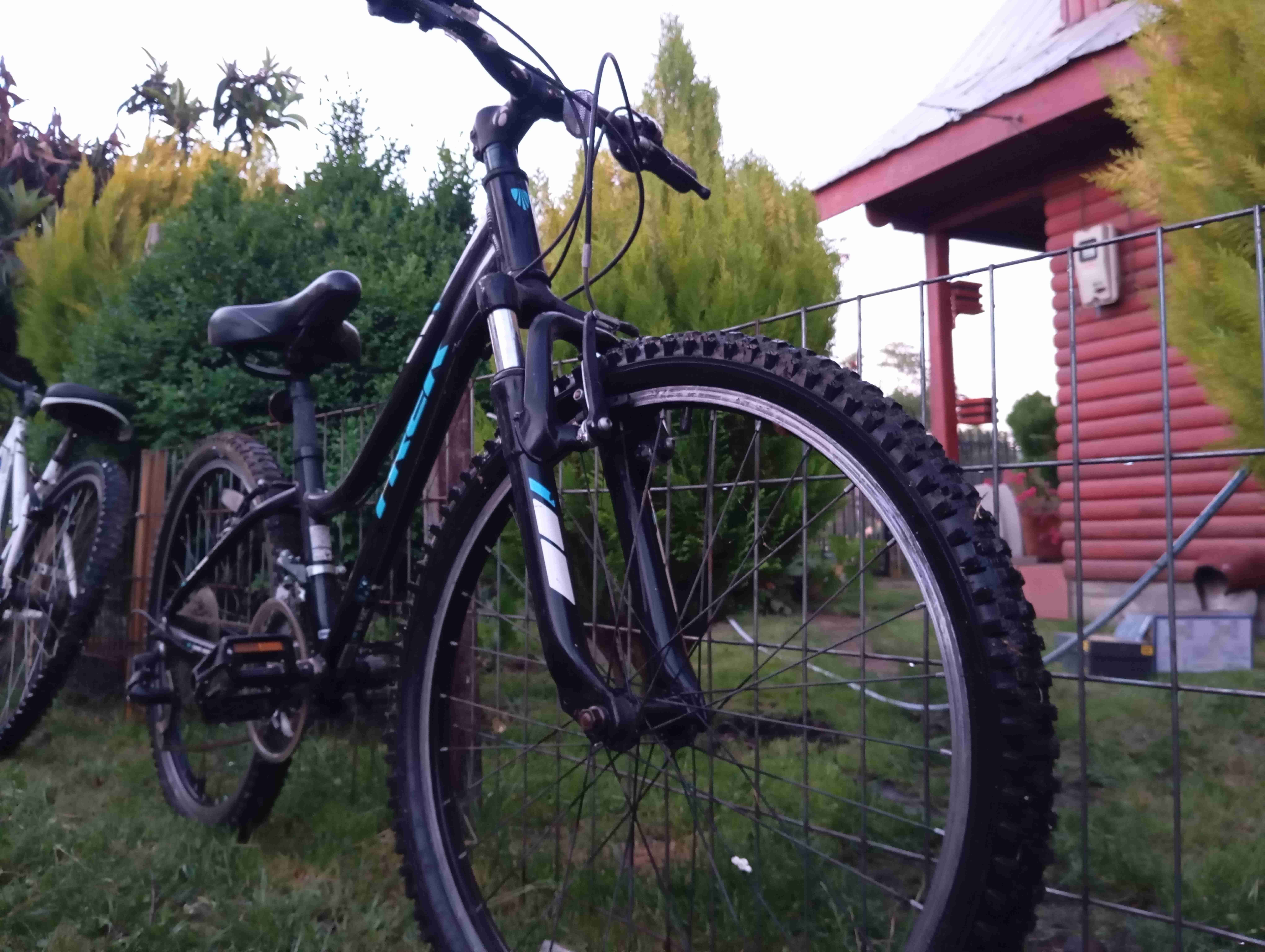 Bicicleta de montaña negra trek