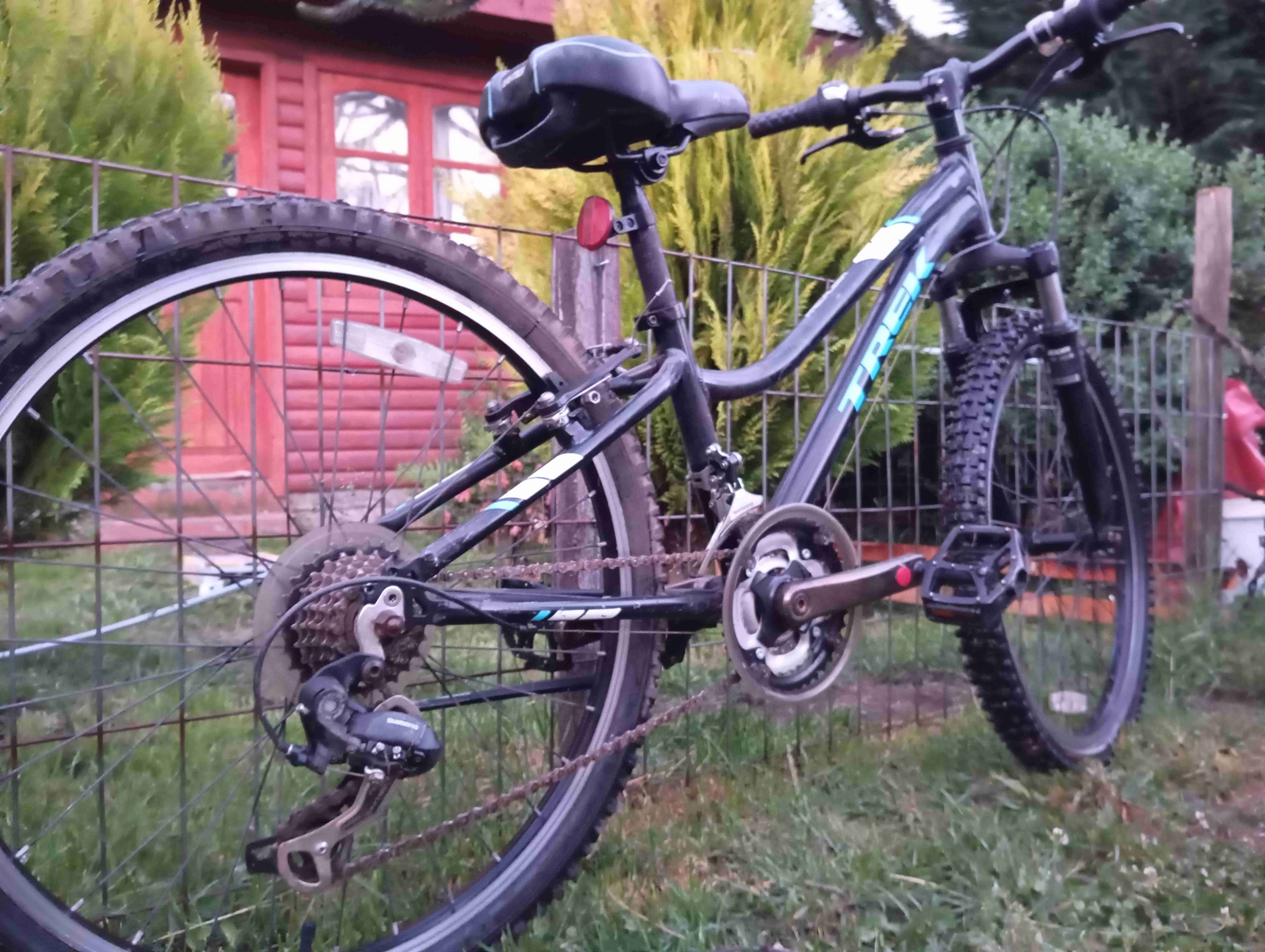 Bicicleta de montaña negra trek - miniatura 2