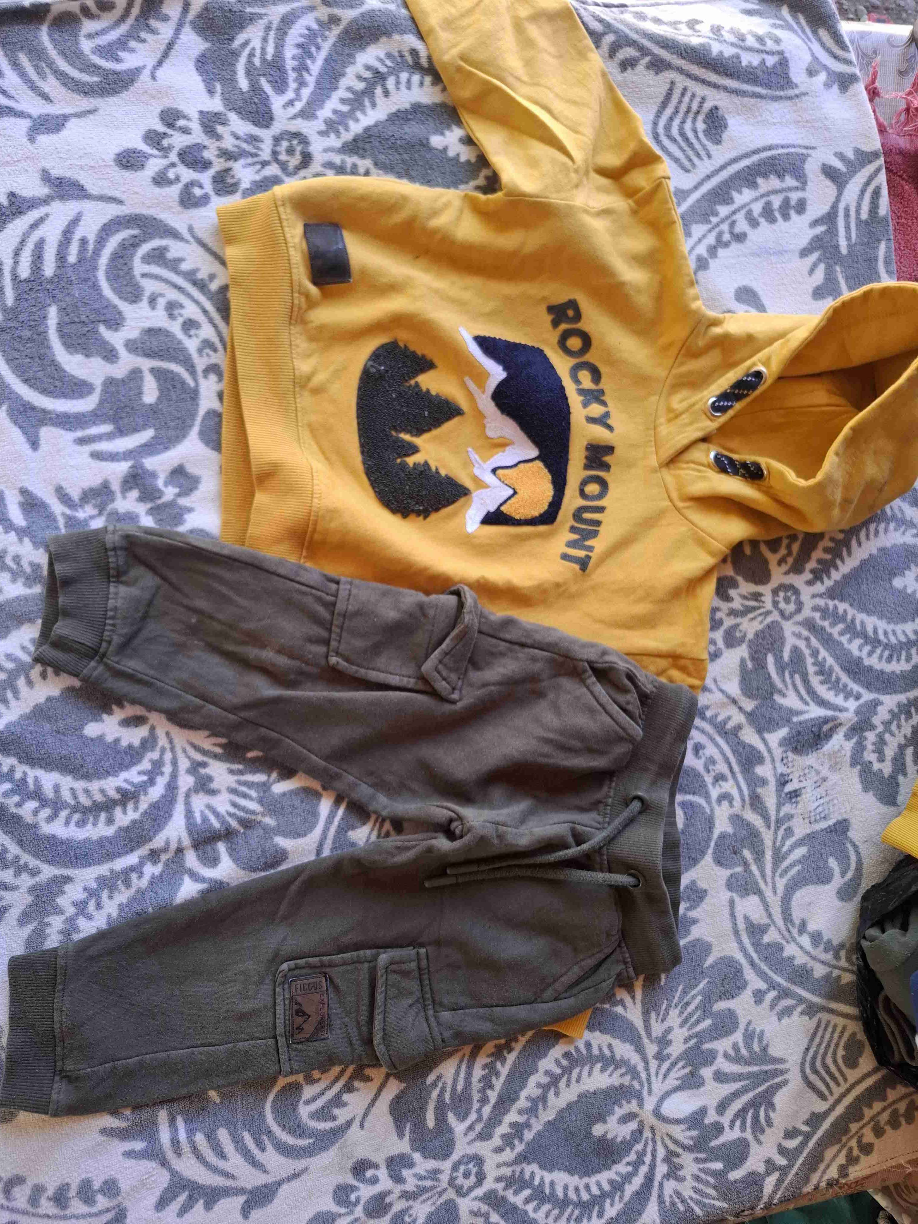 Conjunto niño: polerón y pantalón