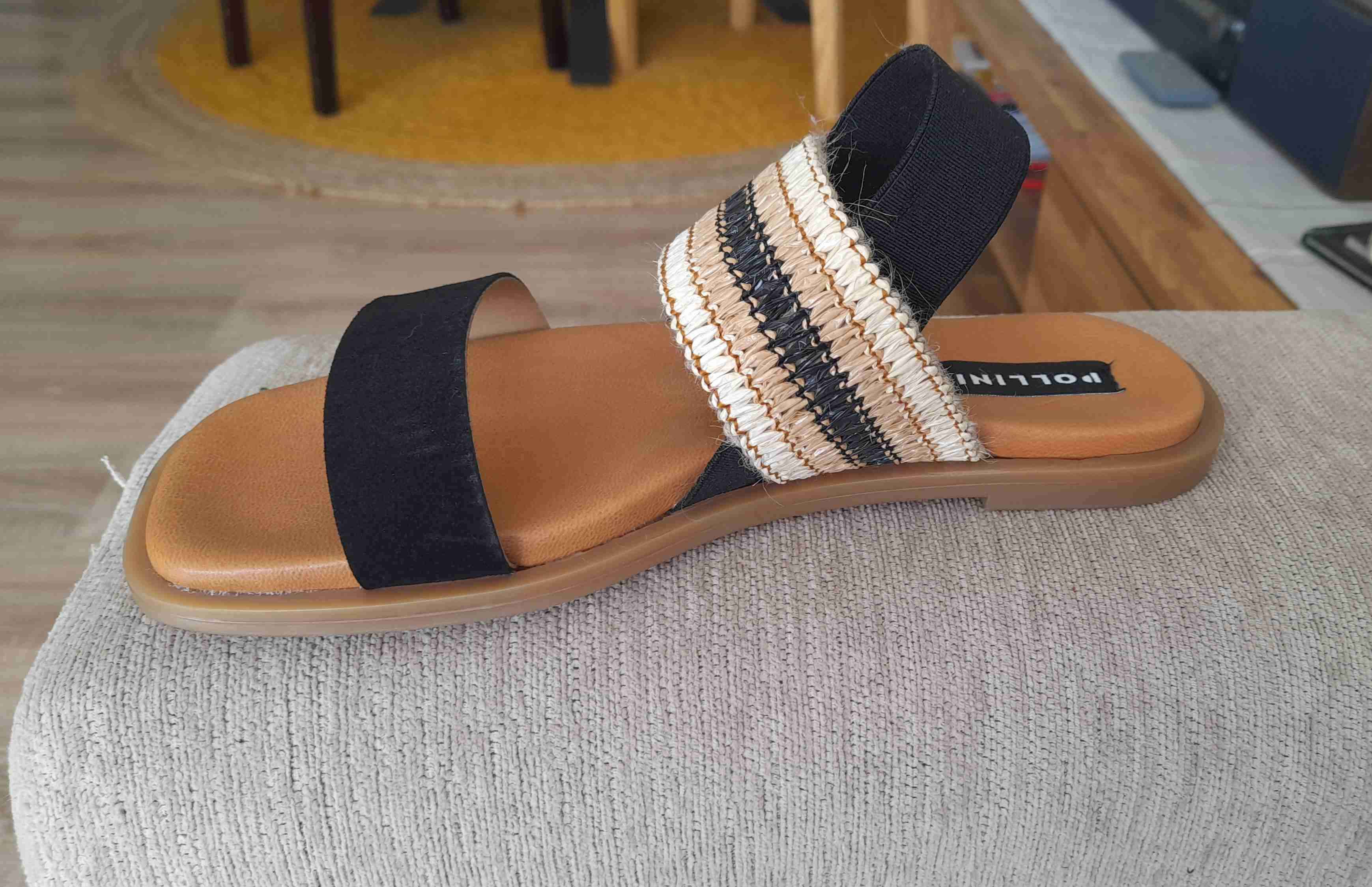 Sandalias planas negras y beige - miniatura 2