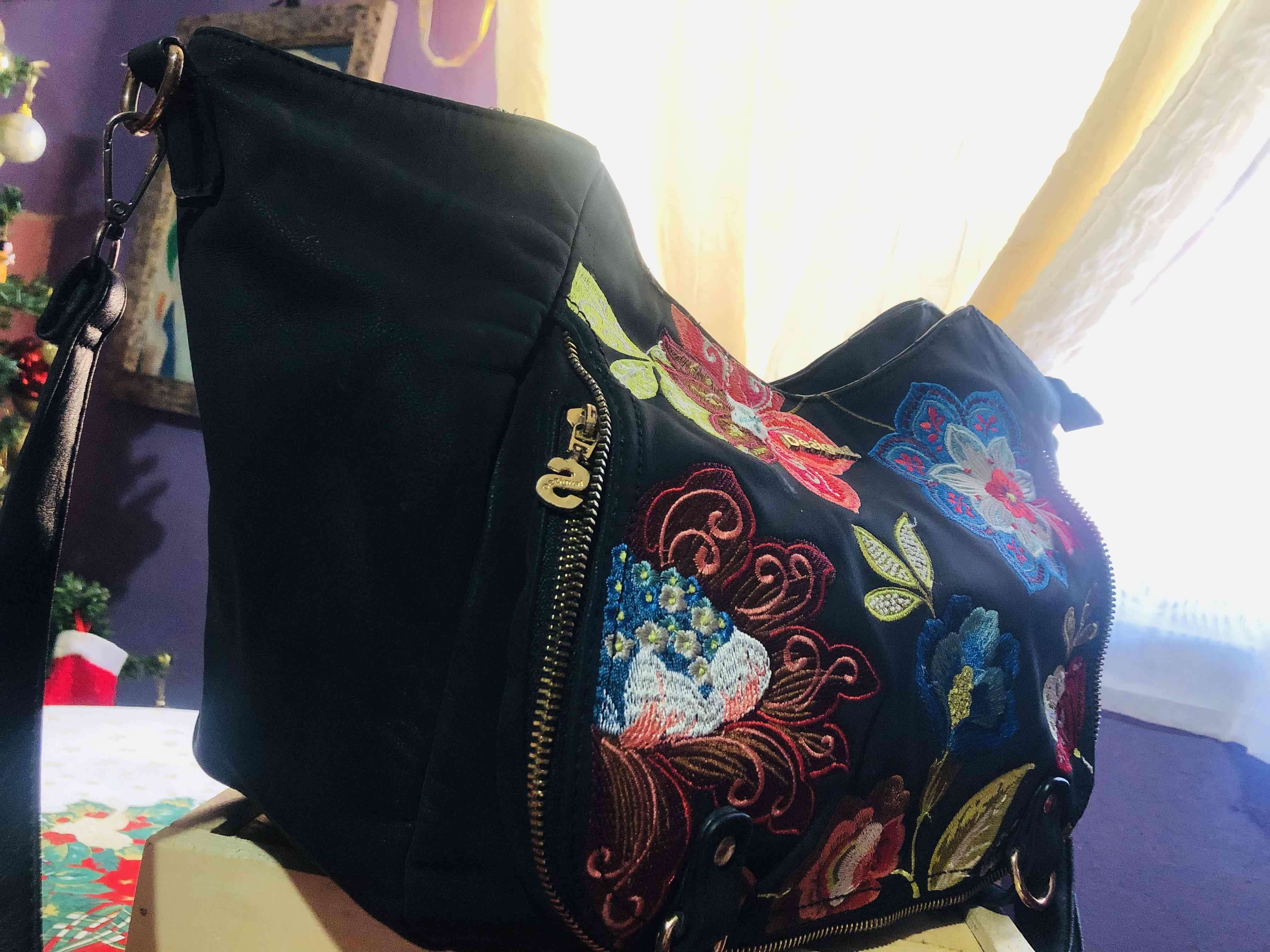 Bolso negro Desigual,bordado floral por ambas cara - miniatura 2