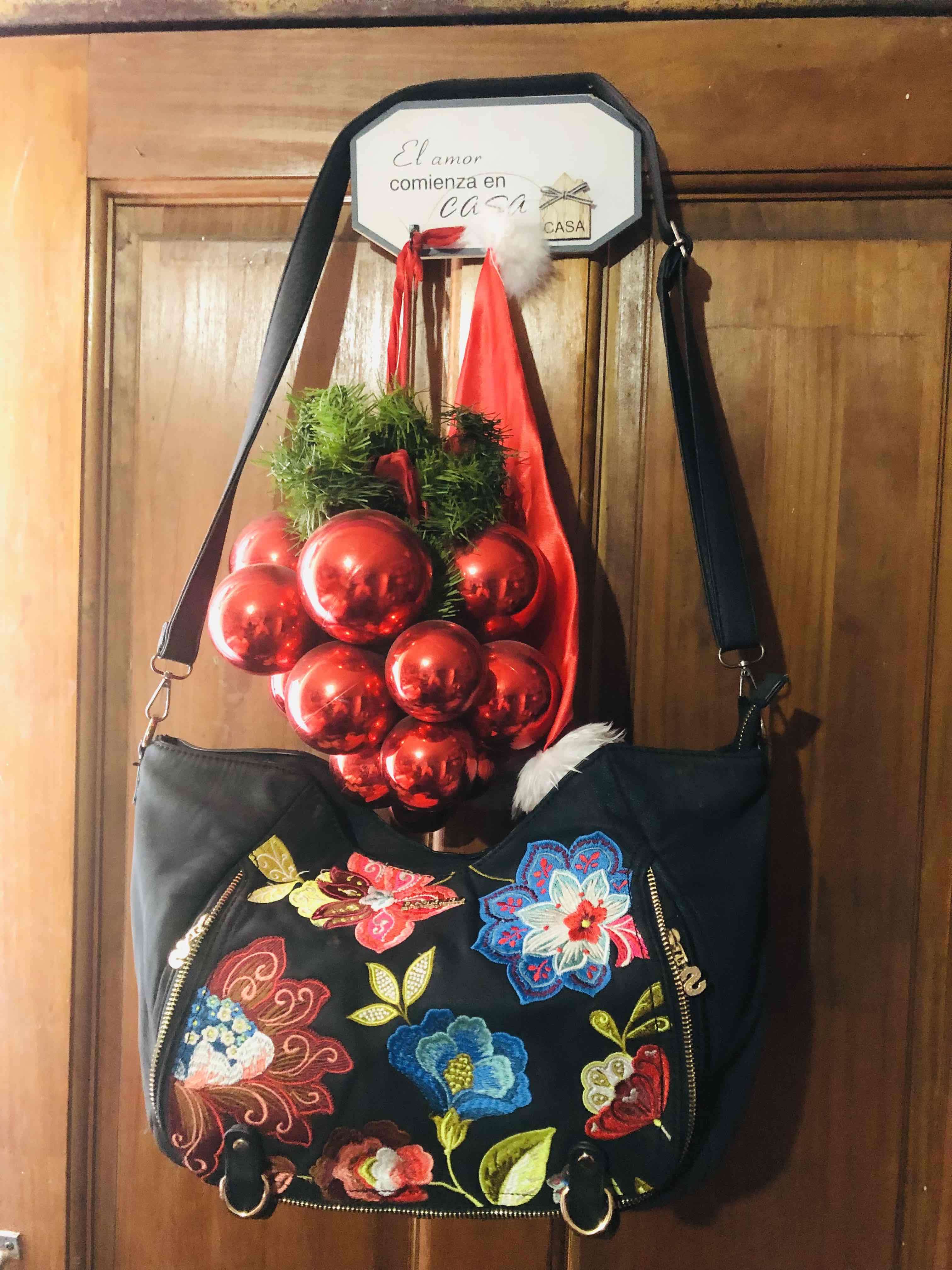 Bolso negro Desigual,bordado floral por ambas cara - miniatura 5