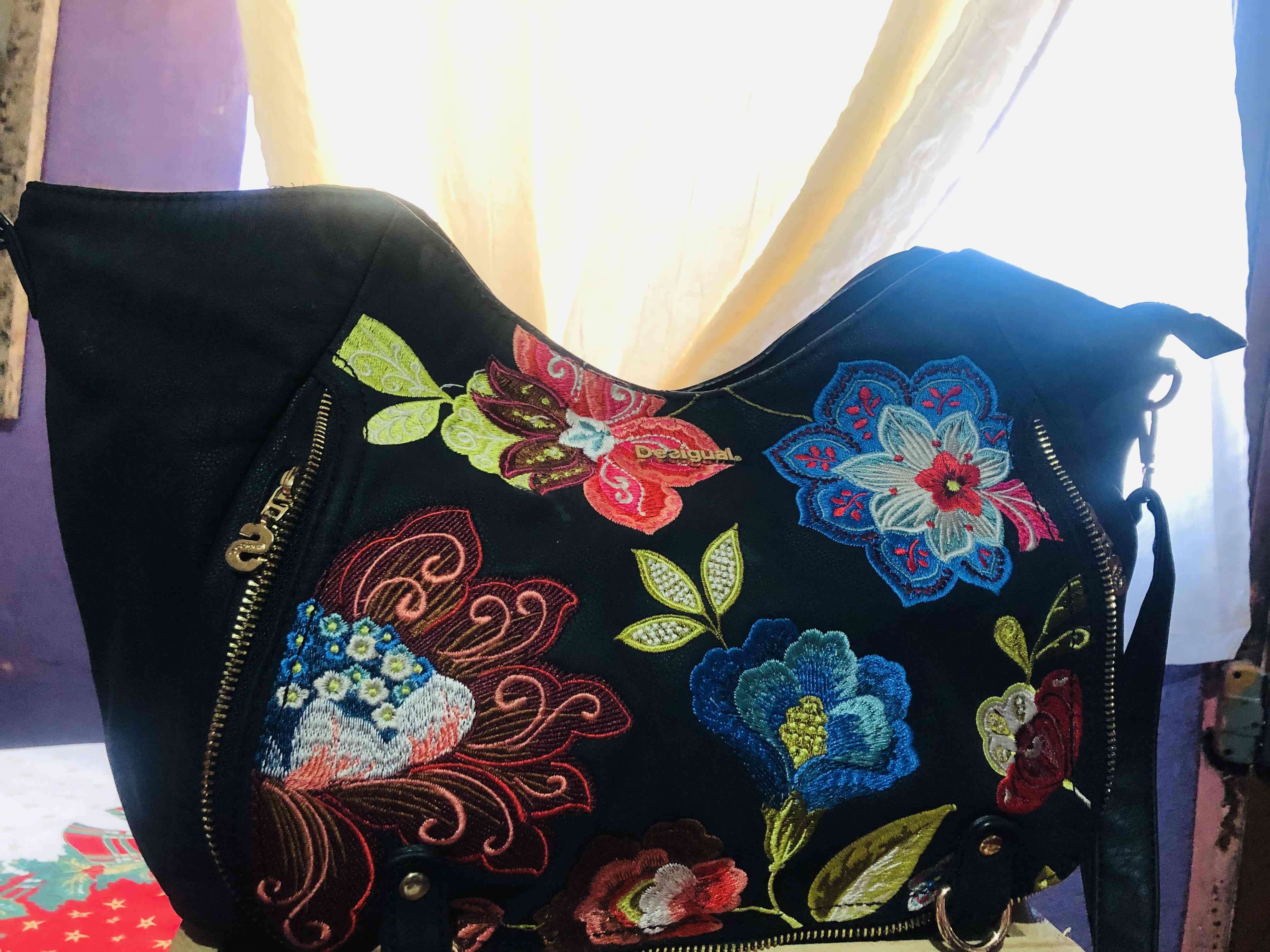 Bolso negro Desigual,bordado floral por ambas cara - miniatura 6