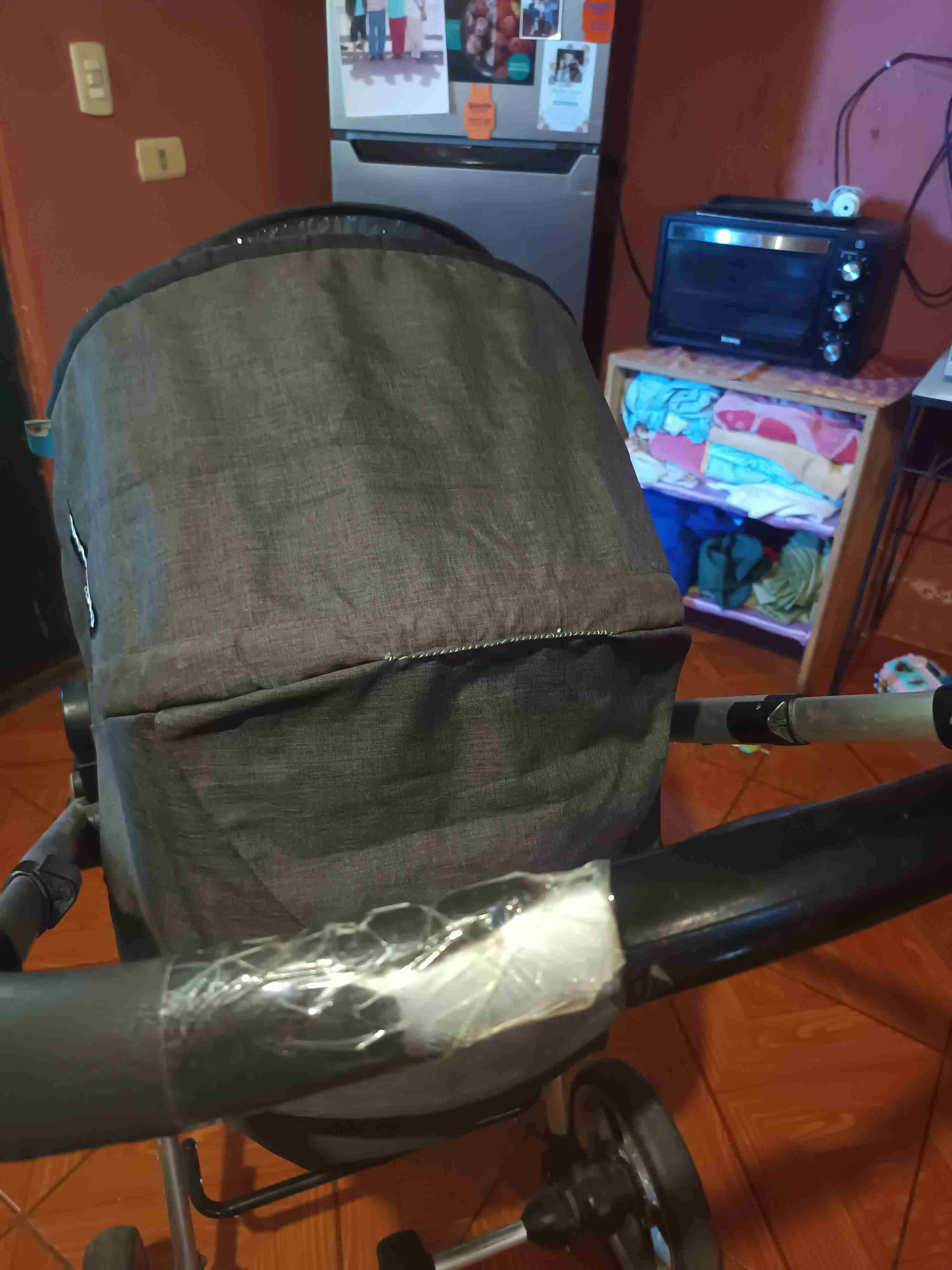 Coche de bebé gris en buen estado