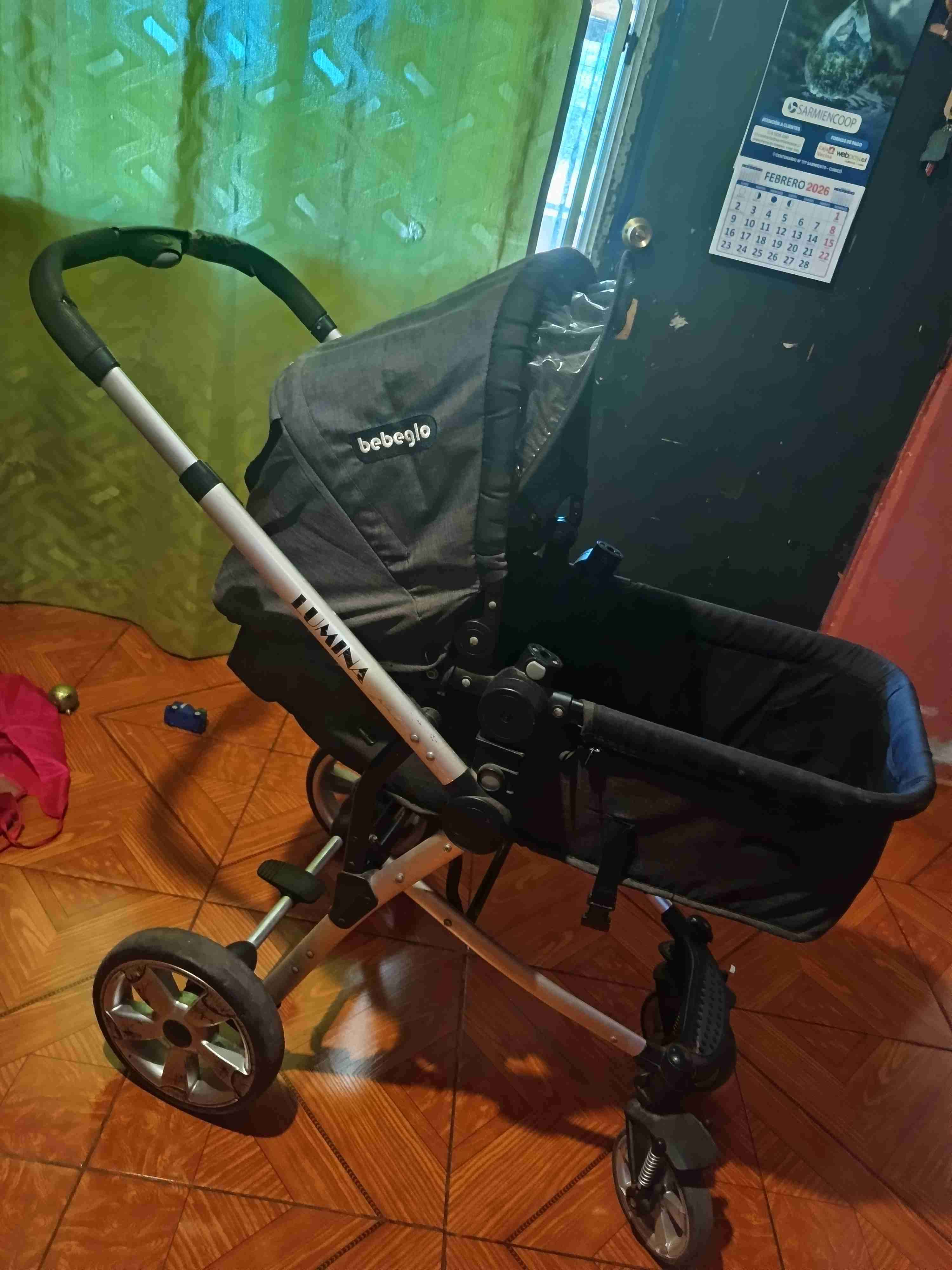 Coche de bebé gris en buen estado - miniatura 2