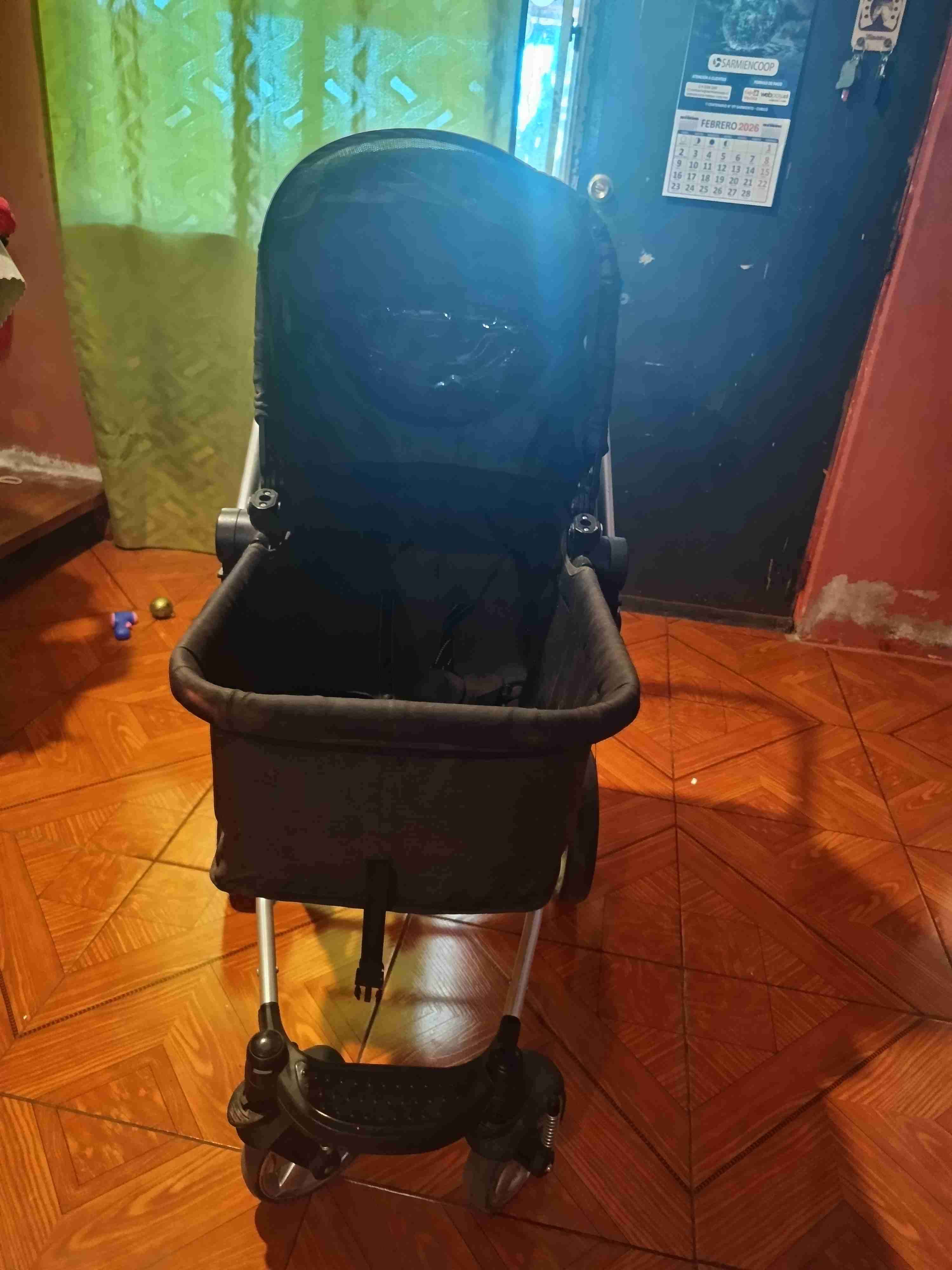 Coche de bebé gris en buen estado - miniatura 3