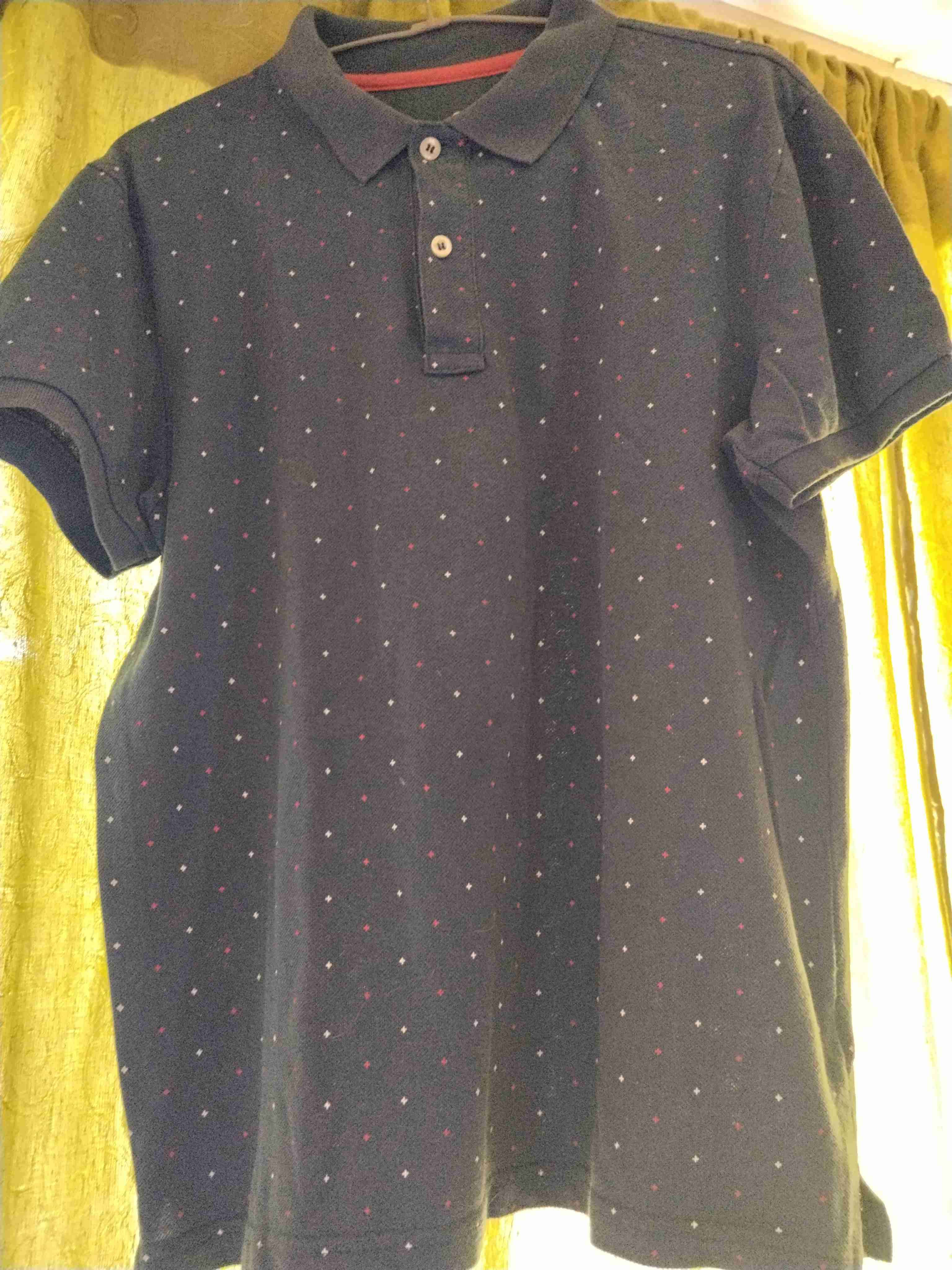Polera polo azul con estampado