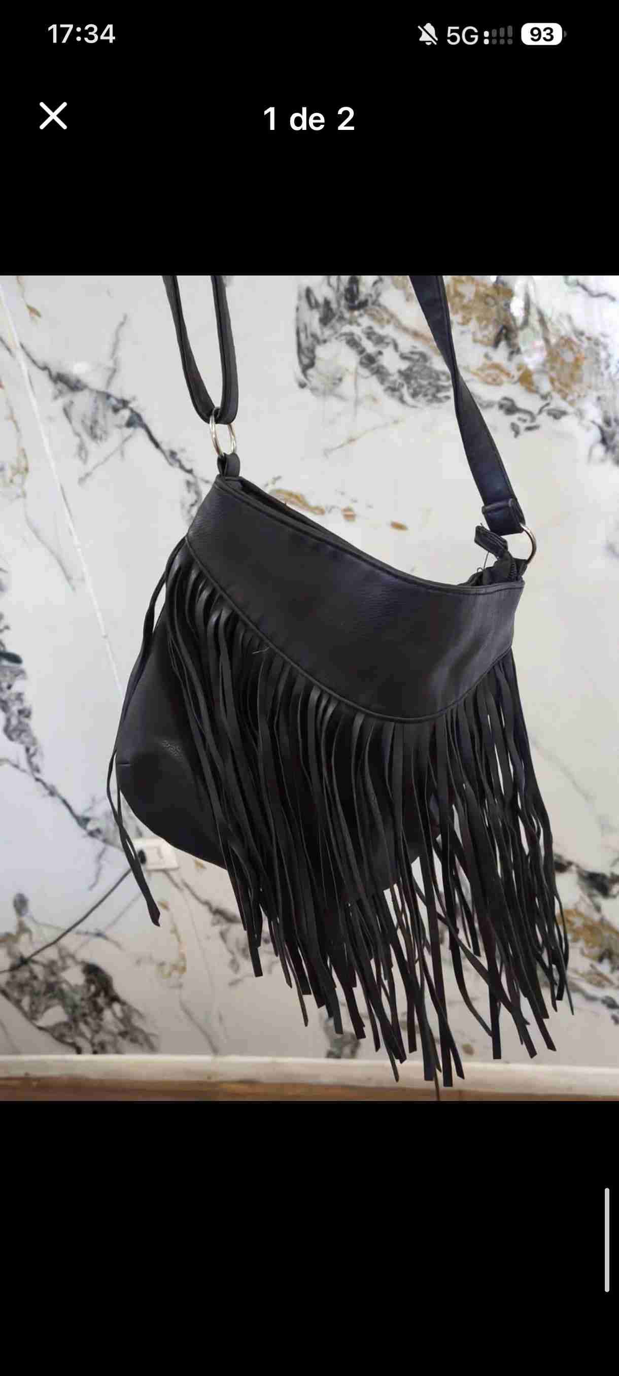 Cartera negra con flecos y Banano