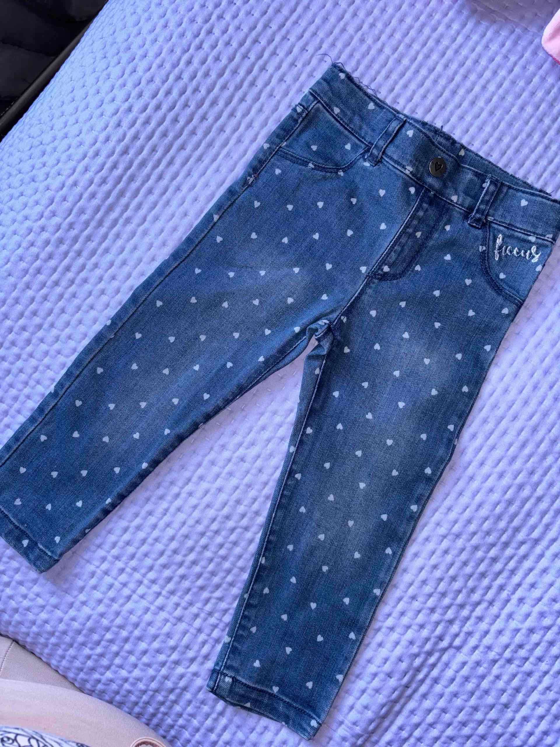 Jeans con diseño de corazones azules