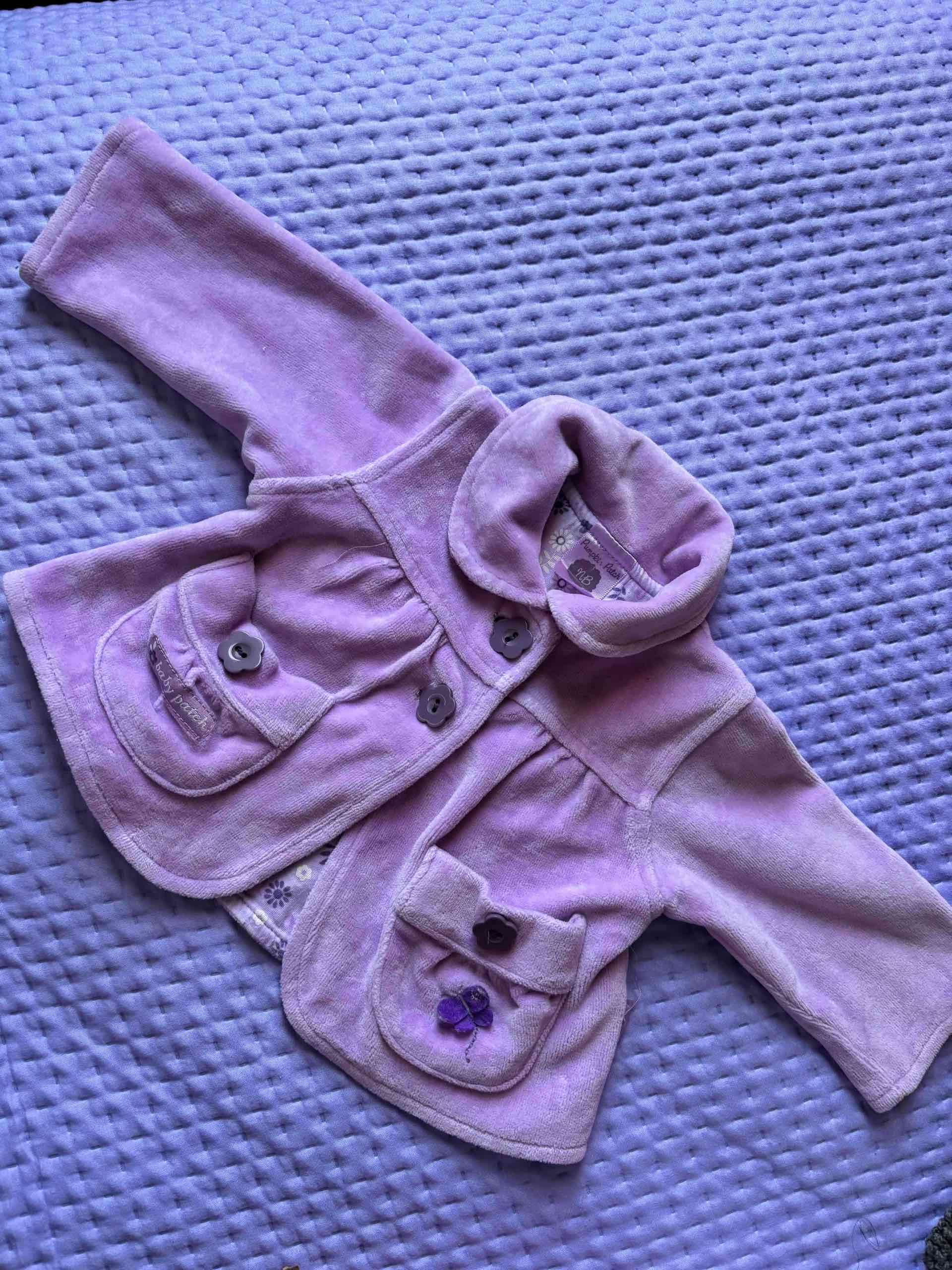 Chaqueta morada de niña