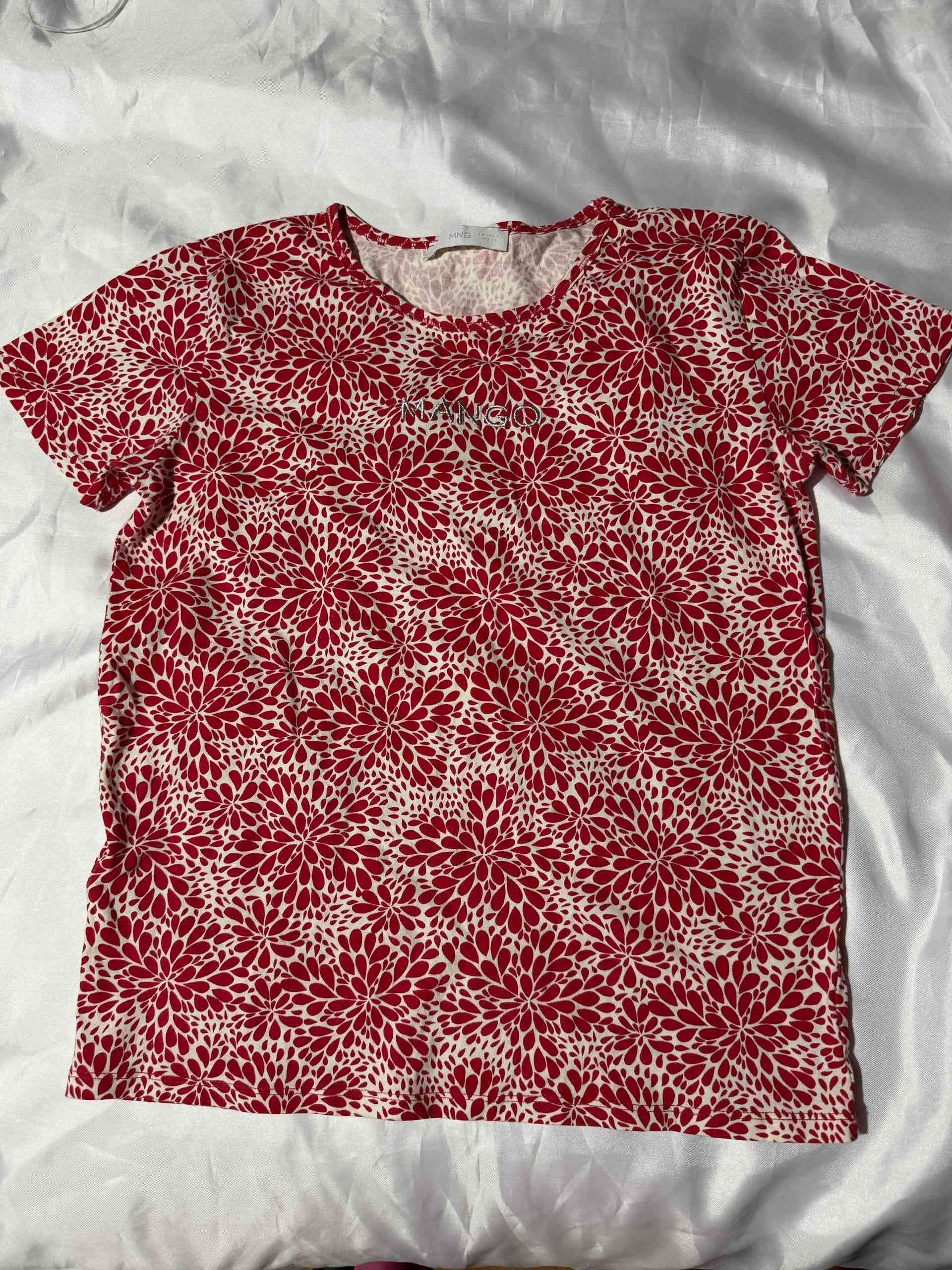 Polera MANGO estampada roja floral