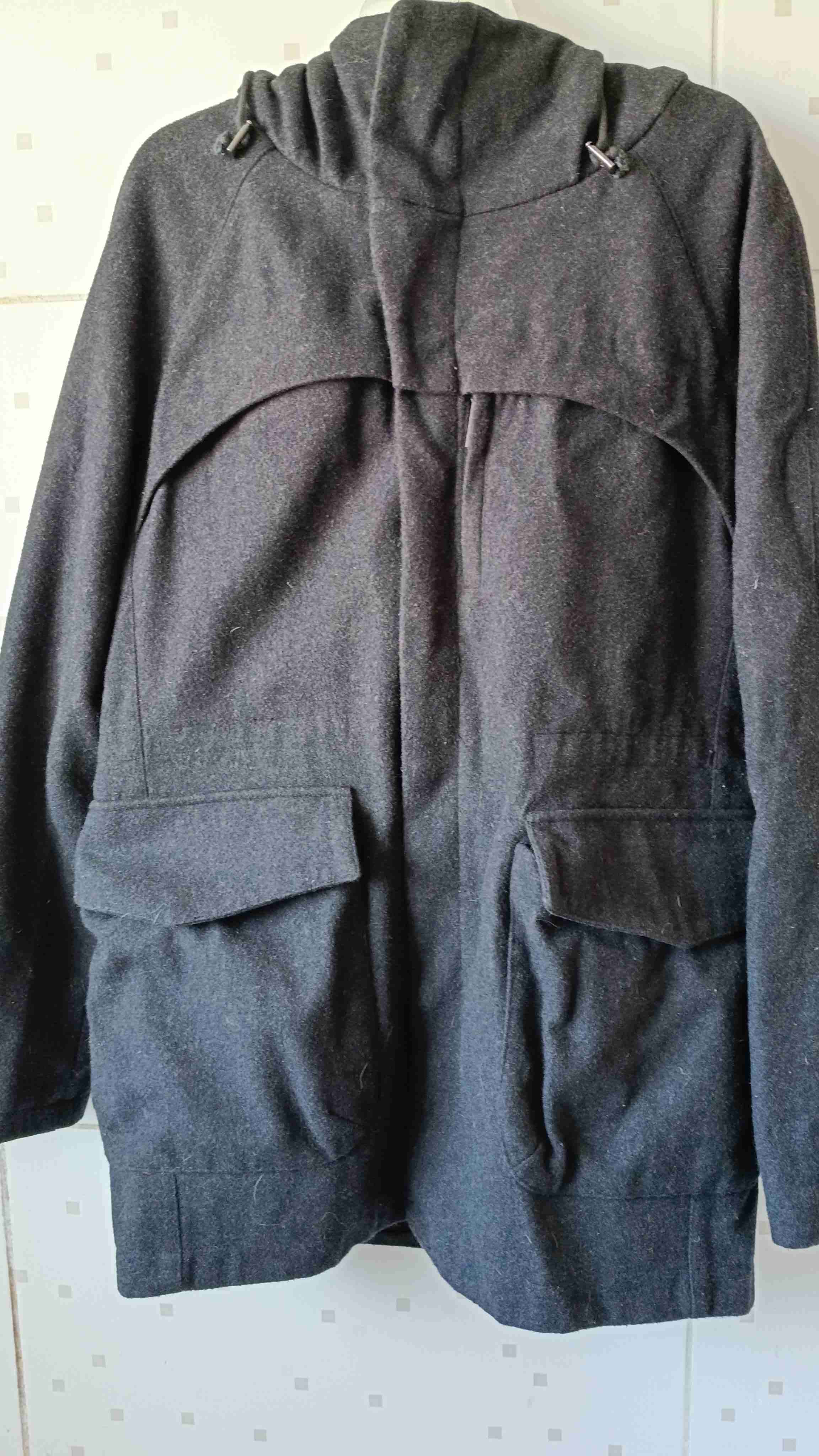 Abrigo negro con capucha Marquis