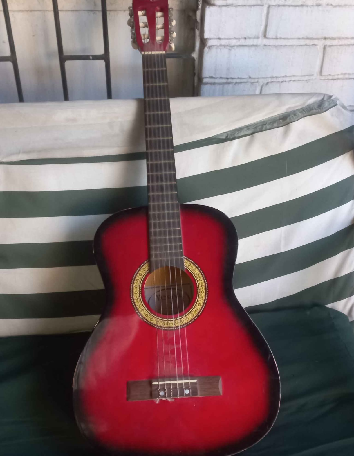 Guitarra clásica color rojo Vizcaya