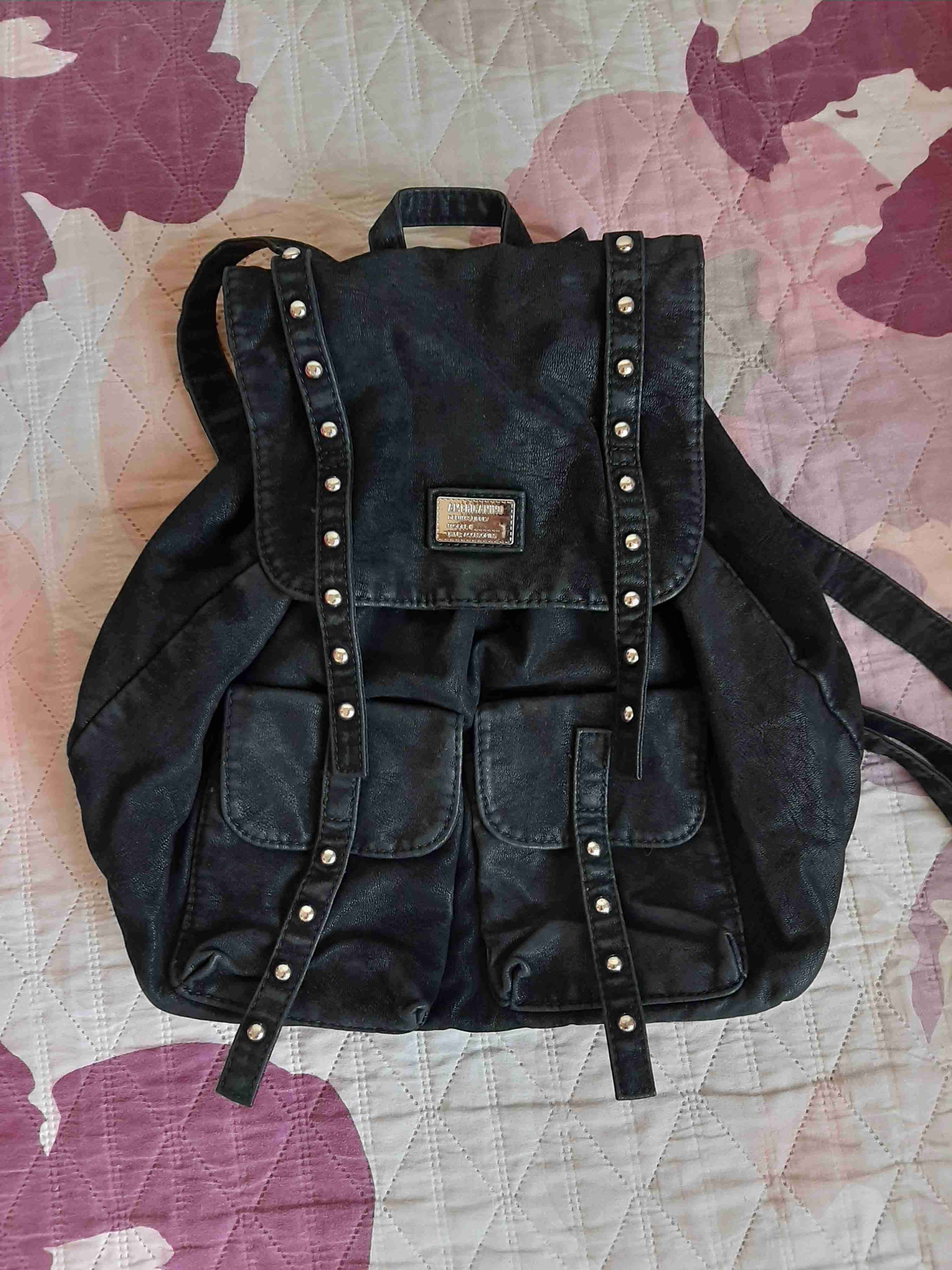 Mochila negra con tachas